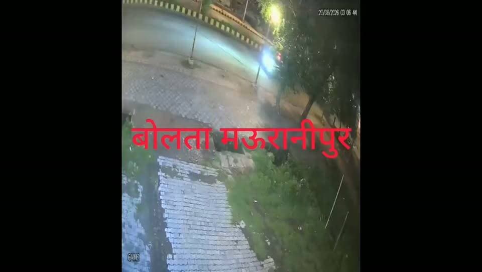 झांसी डिवाइडर से टकराई स्कूटी इकलौते बेटे की मौत सी सी टी वी में कैद हुआ हादसा घटना नवाबाद थाने क्षेत्र की विश्वविद्यालय चौकी के पास की