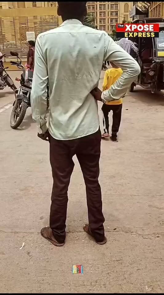 1000 बिस्तर अस्पताल की पार्किंग में मारपीट, VIDEO वायरल
ग्वालियर के 1000 बिस्तर अस्पताल की पार्किंग में मारपीट का वीडियो शुक्रवार सुबह करीब 10 बजे से सोशल मीडिया पर तेजी से वायरल हो रहा है। वीडियो में कुछ लोगों के बीच मारपीट होती दिखाई दे रही है।
विवाद किस बात को लेकर शुरू हुआ और मारपीट की असली वजह क्या थी, इसकी अभी स्पष्ट जानकारी सामने नहीं आई है। वहीं अस्पताल की पार्किंग को लेकर पहले भी अवैध वसूली की शिकायतें सामने आती रही हैं।
हाल ही में जेएएच अस्पताल की पार्किंग में निर्धारित शुल्क से अधिक राशि वसूले जाने का मामला भी सामने आया था। ऐसे में वायरल वीडियो के बाद पार्किंग व्यवस्था पर एक बार फिर सवाल खड़े हो रहे हैं।
हालांकि इस मारपीट का पार्किंग वसूली से कोई सीधा संबंध है या नहीं, यह जांच के बाद ही स्पष्ट होगा।
The Xpose Express — हम दिखाते हैं वो जो सब छुपाते हैं। हम हैं The Xpose Express।
📲 Instagram: "the xpose express" (https://reference-url-citation.invalid/0)
#Gwalior #GwaliorNews #1000BeddedHospital #JAHHospital #ParkingViralVideo GwaliorViralVideo MPNews BreakingNews TheXposeExpress