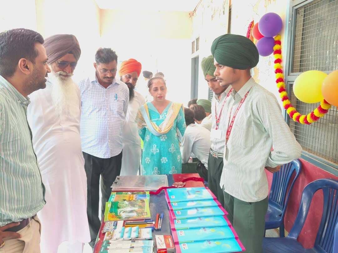 #कंदुखेड़ा के सरकारी स्कूल में "बिज़नस ब्लास्टर मेला" — विद्यार्थियों ने स्टॉल लगा कर सीखे व्यावसायिक कौशल
संगरिया की आवाज़।
#संगरिया। सीमावर्ती गांव कंदुखेड़ा के सरकारी सीनियर सेकेंडरी स्कूल में शुक्रवार को स्कूल परिसर में "बिज़नस ब्लास्टर मेला" का आयोजन किया गया। स्कूल की सीनियर सेकेंडरी कक्षा के विद्यार्थियों ने अलग-अलग स्टॉल लगाकर विभिन्न प्रकार के व्यवसायिक आइडिया प्रस्तुत किए और ग्राहकों को सेवाएँ तथा उत्पाद बेचकर व्यावहारिक व्यापार कौशल का अभ्य़ास किया।
कार्यक्रम का उद्घाटन प्रिंसिपल इंद्रजीत सिंगला ने किया। इस मौके पर प्रिंसिपल ने कहा कि आज के युवा सिर्फ नौकरी पाने के बजाय नौकरी देने वाले भी बन सकते हैं। उन्होंने छात्रों को प्रोत्साहित करते हुए कहा कि व्यवसायिक गुणवत्ता विकसित कर आत्मनिर्भर और उद्यमी बनने की ओर कदम बढ़ाएँ। प्रिंसिपल ने छात्रों के नवाचारी विचारों और टीम वर्क की सराहना की।
कार्यक्रम प्रभारी अंजु बाला ने बताया कि यह मेला "बिजनेस स्किल डेवलपमेंट" के तहत राज्य सरकार की योजना के अनुरूप आयोजित किया गया है। उन्होंने बताया कि मेले का उद्देश्य छात्रों में उद्यमिता की भावना जगाना, ग्राहक सेवा तथा विपणन के व्यवहारिक अनुभव प्रदान करना और वित्तीय साक्षरता को बढ़ावा देना है। प्रभारी अध्यापक ने बताया कि प्रत्येक समूह को स्टॉल के लिए सीमित बजट दिया गया था और छात्रों ने लागत-लाभ, प्रस्तुति, और ग्राहक संवाद पर काम किया।
मेले में होममेड स्नैक्स, हैंडीक्राफ्ट, हर्बल सोप, स्टेशनरी, लोक गायन कला प्रमुख स्टॉलें रही। आगन्तुकों ने छात्रों की रचनात्मकता और प्रस्तुति कौशल की प्रशंसा की। कई स्टॉलों पर बिक्री भी अच्छी रही और छात्रों ने नगद प्रबंधन व ग्राहक सेवा का व्यवहारिक अनुभव लिया।
इस मौके पर स्कूल मैनेजमेंट कमेटी अध्यक्ष गुरजीत सिंह, बख्शीश सिंह, इंद्रजीत बिश्नोई, गुरदीप सिंह, अमृतपाल सिंह, गुरप्रीत सिंह, कैंपस मैनेजर देवीलाल, नीरू माकड़, सोनिया जाखड़, अंजु बिश्नोई, मीनाक्षी सहित ग्रामवासी एवं स्कूली बच्चे शामिल हुए।
संगरिया की आवाज़
District Collector & Magistrate - Hanumangarh