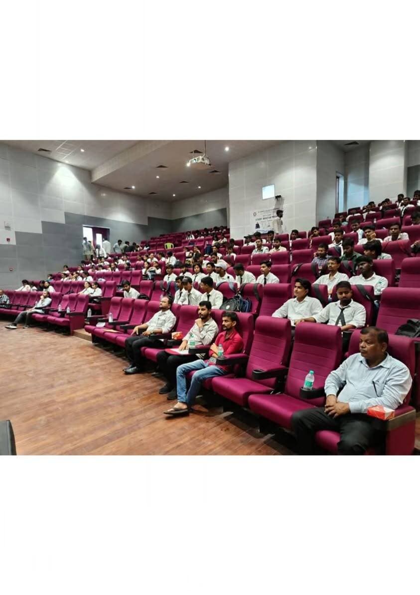 प्रेस विज्ञप्ति
समाहरणालय, मधेपुरा
जिला जनसंपर्क कार्यालय
दिनांक: 21 अगस्त 2026
*विश्व उद्यमिता दिवस पर “Scale-Up & Market Access” विषय पर कार्यशाला आयोजित*
*नवोदित उद्यमियों को बाजार से जोड़ने एवं स्टार्ट-अप पारिस्थितिकी तंत्र को सुदृढ़ करने पर हुआ मंथन*
मधेपुरा, 21 अगस्त 2026।
विश्व उद्यमिता दिवस के अवसर पर जिला पदाधिकारी, मधेपुरा के निर्देशानुसार के बी.पी. मंडल इंजीनियरिंग कॉलेज, मधेपुरा में स्टार्ट-अप कार्यक्रम सह कार्यशाला का आयोजन किया गया। कार्यक्रम में “Scale-Up & Market Access” विषय पर नवाचार, उद्यमिता एवं बाजार तक पहुंच से संबंधित महत्वपूर्ण विषयों पर विस्तृत चर्चा की गई।
कार्यक्रम में विभिन्न विभागों के जिला स्तरीय पदाधिकारियों एवं स्टार्ट-अप क्षेत्र से जुड़े प्रतिनिधियों ने भाग लिया। इनमें वरीय कोषागार पदाधिकारी, मधेपुरा, संयुक्त कर आयुक्त, मधेपुरा, जिला अवर निबंधक, मधेपुरा, डीपीएम जीविका, मधेपुरा, अध्यक्ष व्यापार संघ, मधेपुरा, चेतन कुमार चंदन (7G Cabs), दयानंद कुमार मेहता सहित स्टार्ट-अप एवं स्टार्ट-अप सेल, पटना से आए प्रतिनिधि शामिल थे।
कार्यशाला में “Scale-Up & Market Access” विषय के विभिन्न आयामों पर चर्चा करते हुए स्टार्ट-अप पारिस्थितिकी तंत्र के विकास एवं संवर्धन, नवोदित उद्यमियों को आवश्यक संस्थागत सहयोग उपलब्ध कराने तथा उनके उत्पादों एवं सेवाओं को व्यापक बाजार तक पहुंचाने के उपायों पर विचार-विमर्श किया गया। प्रतिभागियों ने उद्यमियों के लिए बाजार की संभावनाओं, विभागीय सहयोग, वित्तीय एवं व्यावसायिक अवसरों तथा स्टार्ट-अप को आगे बढ़ाने में विभिन्न हितधारकों की भूमिका पर अपने विचार साझा किए।
कार्यक्रम के दौरान नवोदित उद्यमियों को प्रोत्साहित करने के उद्देश्य से चार नवोदित स्टार्ट-अप को प्रशस्ति-पत्र प्रदान कर सम्मानित किया गया। यह सम्मान उनके नवाचार, उद्यमशीलता एवं संभावनाओं को प्रोत्साहित करने की दिशा में महत्वपूर्ण कदम रहा।
कार्यक्रम के अंत में प्राचार्य, बी.पी. मंडल इंजीनियरिंग कॉलेज, मधेपुरा द्वारा प्रतिभागियों एवं अतिथियों के प्रति आभार व्यक्त किया गया। कार्यक्रम का समापन प्रभारी महाप्रबंधक, जिला उद्योग केन्द्र, मधेपुरा द्वारा धन्यवाद ज्ञापन के साथ हुआ।
Information & Public Relations Department, Government of Bihar