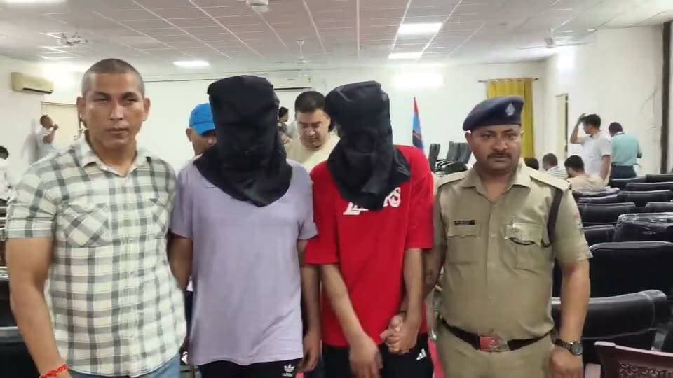 हल्द्वानी: गोरापड़ाव डकैती कांड का खुलासा, दो क्रिमनल दबोचे गए ..
#gkmnews
हल्द्वानी। 19 अगस्त को गोरापड़ाव में हथियारों के बल पर हुई सनसनीखेज लूट और डकैती कांड का एसएसपी मंजूनाथ टीसी ने खुलासा किया है। लूट की रकम के साथ दो क्रिमिनल दबोचे गए हैं।
एसएसपी मंजूनाथ टीसी के नेतृत्व में गठित ‘स्पेशल 40’ टीम ने वारदात को अंजाम देने वाले शातिर आरोपियों तक पहुंचते हुए बड़ी कामयाबी हासिल की।
पुलिस के मुताबिक, बदमाशों ने इस वारदात को पूरी प्लानिंग और तैयारी के साथ अंजाम दिया था। घटना के बाद आरोपियों की तलाश के लिए पुलिस ने सर्विलांस, सीसीटीवी कैमरों की फुटेज और अन्य तकनीकी साक्ष्यों को खंगाला। इसके साथ ही पुलिस टीम ने कई स्तरों पर सुराग जुटाकर आरोपियों तक पहुंचने की रणनीति तैयार की।
लगातार जांच और सटीक कार्रवाई के बाद पुलिस ने डकैती की वारदात में शामिल आरोपियों को गिरफ्तार किया है।
डकैती कांड में 2 गिरफ्तार
19 अगस्त को हथियारों के बल पर हुई करीब 8 लाख रुपये की डकैती का पुलिस ने खुलासा कर दिया है। एसएसपी नैनीताल डॉ. मंजूनाथ टीसी के निर्देश पर गठित करीब 40 पुलिसकर्मियों की विशेष टीम ने कार्रवाई करते हुए दो आरोपियों को गिरफ्तार किया है। पुलिस ने आरोपियों के कब्जे से 66 हजार रुपये नकद, एक पिस्टल, एक तमंचा और 8 जिंदा कारतूस बरामद किए हैं।
पुलिस के मुताबिक, गोरापड़ाव स्थित एक ऑफिस/गैरेज में 10-12 हथियारबंद बदमाशों ने धावा बोलकर करीब 8 लाख रुपये, 12 मोबाइल फोन और सोने की चेन-अंगूठियां लूट ली थीं। मामले में हल्द्वानी कोतवाली में एफआईआर दर्ज कर जांच शुरू की गई।
घटना के खुलासे के लिए पुलिस ने सीसीटीवी फुटेज, सर्विलांस, साइबर टीम और क्राइम सीन विशेषज्ञों की मदद ली। जांच के दौरान वंशप्रीत सिंह उर्फ पन्नू और रखबीर सिंह पुलिस के रडार पर आए। पूछताछ में पुलिस के अनुसार दोनों ने डकैती की साजिश में शामिल होने की बात स्वीकार की।
पुलिस ने बताया कि किच्छा निवासी यश सिडाना समेत अन्य लोगों ने मिलकर वारदात की योजना बनाई थी।जुए में लाखों रुपये हारने के बाद आर्थिक तंगी से जूझ रहे यश ने गोरापड़ाव में बड़े पैमाने पर जुआ खेले जाने की जानकारी दी। इसके बाद आरोपियों ने घटनास्थल की रेकी की और नकाब पहनकर हथियारों के दम पर डकैती को अंजाम दिया।
लूट के बाद रकम आपस में बांट ली गई, जबकि पुलिस से बचने के लिए लूटे गए मोबाइल फोन रास्ते में फेंक दिए गए।
गिरफ्तार वंशप्रीत सिंह उर्फ पन्नू (25) के पास से 31 हजार रुपये और 32 बोर की पिस्टल के साथ चार कारतूस, जबकि रखबीर सिंह (28) से 35 हजार रुपये, 315 बोर का तमंचा और चार कारतूस बरामद हुए हैं।
पुलिस के मुताबिक, रखबीर के खिलाफ पहले से कई आपराधिक मुकदमे दर्ज हैं। मामले में बीएनएस की अन्य धाराएं भी बढ़ाई गई हैं और संगठित तरीके से अपराध किए जाने के पहलू से भी जांच की जा रही है।
डकैती के खुलासे में शामिल थाना पुलिस, SOG, साइबर टीम, क्राइम स्पेशलिस्ट, BDS/डॉग स्क्वायड और क्राइम सीन विशेषज्ञों की भूमिका रही। पुलिस टीम के उत्साहवर्धन के लिए एसएसपी नैनीताल ने ₹2,500 का पुरस्कार देने की घोषणा की है।
खास बात - पुलिस अभी वारदात में शामिल अन्य आरोपियों की तलाश कर रही है।
#HaldwaniCrimeNews #GorapadavRobbery #NainitalPolice #PoliceCrackdown