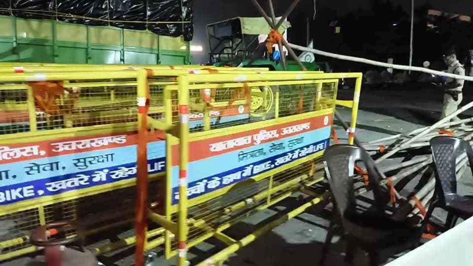 रुद्रपुर- अपनी मांगो को लेकर कलेक्ट्रेट गेट पर धरने पर डटे किसान, भारी पुलिस फ़ोर्स भी मौजूद