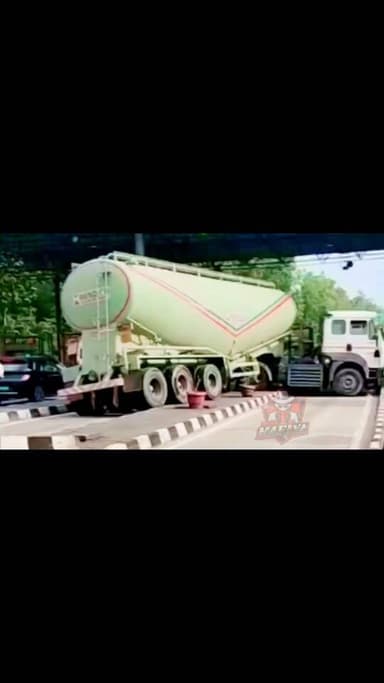 🚨लच्छीवाला टोल प्लाजा पर फिर हादसा, अनियंत्रित ट्रक टोल लेन में घुसा
डोईवाला के लच्छीवाला टोल प्लाजा पर एक बार फिर सड़क हादसा सामने आया है। जानकारी के अनुसार, एक ट्रक अनियंत्रित होकर टोल प्लाजा की दूसरी लेन में जा घुसा।
हादसे के वक्त ट्रक के आगे या आसपास दूसरी लेन में कोई वाहन मौजूद नहीं था, जिससे बड़ा हादसा होने से टल गया। घटना के बाद टोल प्लाजा पर कुछ देर के लिए अफरा-तफरी का माहौल बन गया।
लच्छीवाला टोल प्लाजा पर लगातार सामने आ रही इस तरह की घटनाओं के बाद यहां की सुरक्षा व्यवस्था और यातायात प्रबंधन को लेकर सवाल उठ रहे हैं। लोगों का कहना है कि टोल लेन में वाहनों की सुरक्षित आवाजाही के लिए प्रभावी इंतजाम जरूरी हैं।