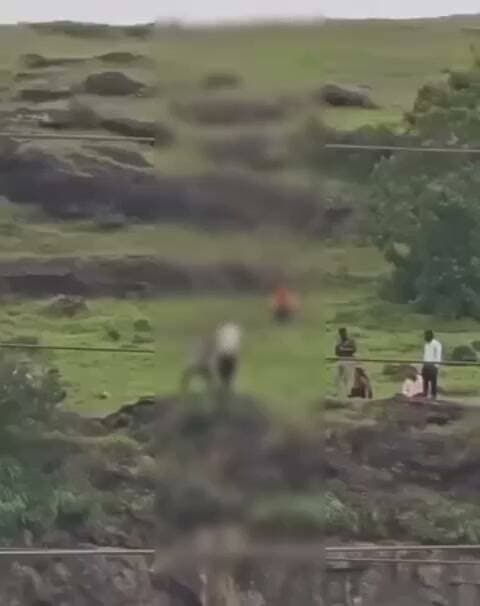📍 this is for only information
📍Not for kids
छत्रपती संभाजी नगर येथील खवड्या डोंगरावरील तिघांच्या मृत्यूचा दुसरा धक्कादायक व्हिडिओ समोर; तरुणाला वाचवताना वडीलही खाली कोसळले, त्यानंतर आईनेही उडी घेतल्याचे दृश्य कॅमेऱ्यात कैद..!
#chatrpatisambhajinagar#वाळूज
#facebookreelsviral #facebookreel #खवड्याडोंगर #दुर्दैवीघटना #धक्कादायकव्हिडिओ
