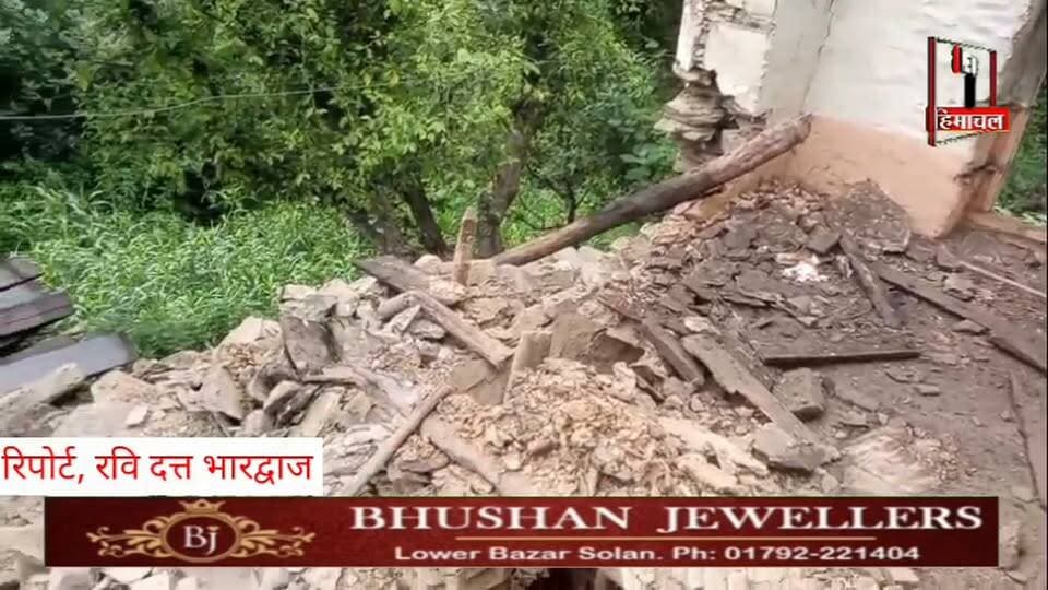 राजगढ़:मशोर में भरभराकर गिरा मकान, खेतों में था परिवार इसलिए टला बड़ा हादसा