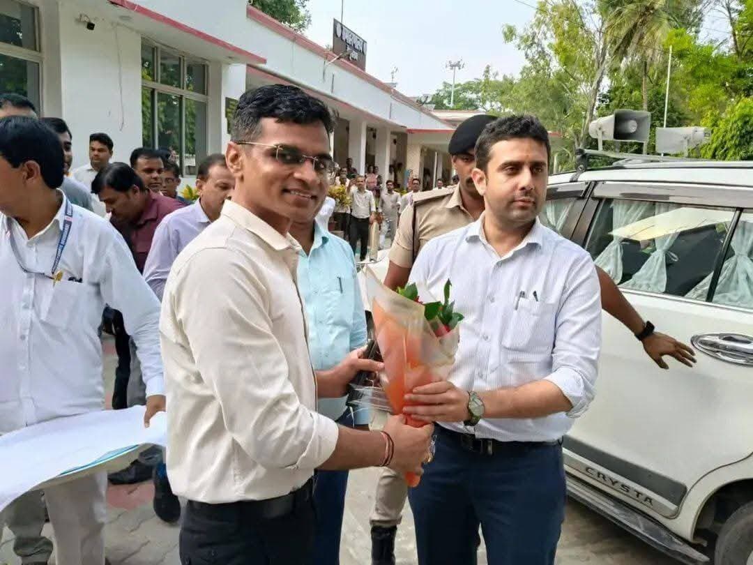 ♥️ सीतामढ़ी के पूर्व जिलाधिकारी व बेगूसराय के नवपदस्थापित जिलाधिकारी श्री रिची पांडेय ने 21 अगस्त 2026 को पदभार ग्रहण किया। समाहरणालय पहुंचने पर उप विकास आयुक्त श्री आकाश चौधरी ने पुष्पगुच्छ भेंट कर उनका स्वागत किया। इस अवसर पर जिला पुलिस बल द्वारा उन्हें गार्ड ऑफ ऑनर दिया गया।
पदभार ग्रहण के बाद उन्होंने अधिकारियों एवं कर्मियों से परिचय प्राप्त किया।
#बेगूसराय #सीतामढ़ी