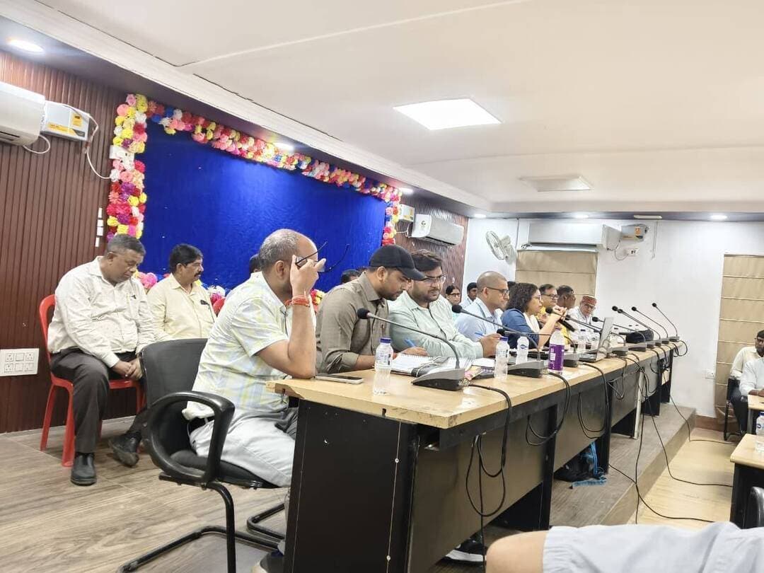 ‘विद्यार्थी सहयोग पोर्टल’ के सफल क्रियान्वयन हेतु जिला एवं प्रखंड स्तरीय पदाधिकारियों का एक दिवसीय प्रशिक्षण आयोजित।
सामान्य प्रशासन विभाग, बिहार सरकार के निर्देश के आलोक में आज दिनांक 21 अगस्त 2026 को समाहरणालय परिसर स्थित डीआरडीए सभागार, नवादा में ‘विद्यार्थी सहयोग पोर्टल’ के सफल एवं सुचारू क्रियान्वयन हेतु जिला एवं प्रखंड स्तरीय पदाधिकारियों तथा शिक्षण संस्थानों के प्रधानों के लिए एक दिवसीय प्रशिक्षण कार्यशाला का आयोजन किया गया।
कार्यशाला की अध्यक्षता उप विकास आयुक्त, नवादा श्रीमती नीलिमा साहू द्वारा की गई। प्रशिक्षण के दौरान एनआईसी एवं आईटी तकनीकी टीम द्वारा उपस्थित पदाधिकारियों एवं संस्थान प्रमुखों को ‘विद्यार्थी सहयोग पोर्टल’ के संचालन, विद्यार्थियों से प्राप्त आवेदनों एवं शिकायतों के समयबद्ध एवं पारदर्शी निष्पादन तथा पोर्टल की ऑनलाइन प्रणाली के तकनीकी पहलुओं के संबंध में विस्तृत प्रशिक्षण दिया गया।
प्रशिक्षण के दौरान विद्यार्थियों की समस्याओं एवं विभिन्न योजनाओं से संबंधित आवेदनों का समयबद्ध एवं पारदर्शी निष्पादन सुनिश्चित करने पर विशेष जोर दिया गया। सभी संबंधित विभागों एवं शिक्षण संस्थानों को अपनी तकनीकी टीम के साथ समन्वय स्थापित करते हुए पोर्टल पर आवश्यक कार्यों एवं सूचनाओं को नियमित रूप से अद्यतन करने का निर्देश दिया गया।
साथ ही, छात्र कल्याण से संबंधित कार्यों में किसी भी स्तर पर लापरवाही नहीं बरतने तथा पोर्टल के माध्यम से प्राप्त मामलों के निष्पादन की नियमित निगरानी सुनिश्चित करने के निर्देश दिए गए। अधिकारियों को यह सुनिश्चित करने को कहा गया कि विद्यार्थियों द्वारा दर्ज कराई गई समस्याओं एवं शिकायतों का निर्धारित समय-सीमा के भीतर नियमानुसार निष्पादन हो।
प्रशिक्षण के दौरान पोर्टल के प्रभावी संचालन के लिए विभागों एवं शिक्षण संस्थानों के बीच बेहतर समन्वय, आवेदनों के समयबद्ध निष्पादन तथा तकनीकी समस्याओं के त्वरित समाधान को आवश्यक बताया गया। संबंधित पदाधिकारियों को पोर्टल के माध्यम से प्राप्त मामलों की नियमित समीक्षा करते हुए लंबित मामलों का शीघ्र निष्पादन सुनिश्चित करने का निर्देश दिया गया।
इस अवसर पर जिला शिक्षा पदाधिकारी, जिला कल्याण पदाधिकारी, जिला पिछड़ा एवं अतिपिछड़ा वर्ग कल्याण पदाधिकारी, जिला अल्पसंख्यक कल्याण पदाधिकारी, जिला सूचना एवं प्रौद्योगिकी पदाधिकारी, सिविल सर्जन, शिक्षा विभाग के सभी डीपीओ (DPO), सभी प्रखंड शिक्षा पदाधिकारी (BEO) सहित महिला कॉलेज, वारिसलीगंज; एस.के.एम. कॉलेज; आर.एम.डब्ल्यू. कॉलेज एवं के.एल.एस. कॉलेज के प्राचार्य, कस्तूरबा गांधी आवासीय विद्यालयों के संचालक तथा संबद्ध छात्रावासों एवं संस्थानों के अधीक्षक अपनी-अपनी तकनीकी टीमों के साथ उपस्थित रहे।
नवादा से राकेश कुमार चन्दन की रिपोर्ट !