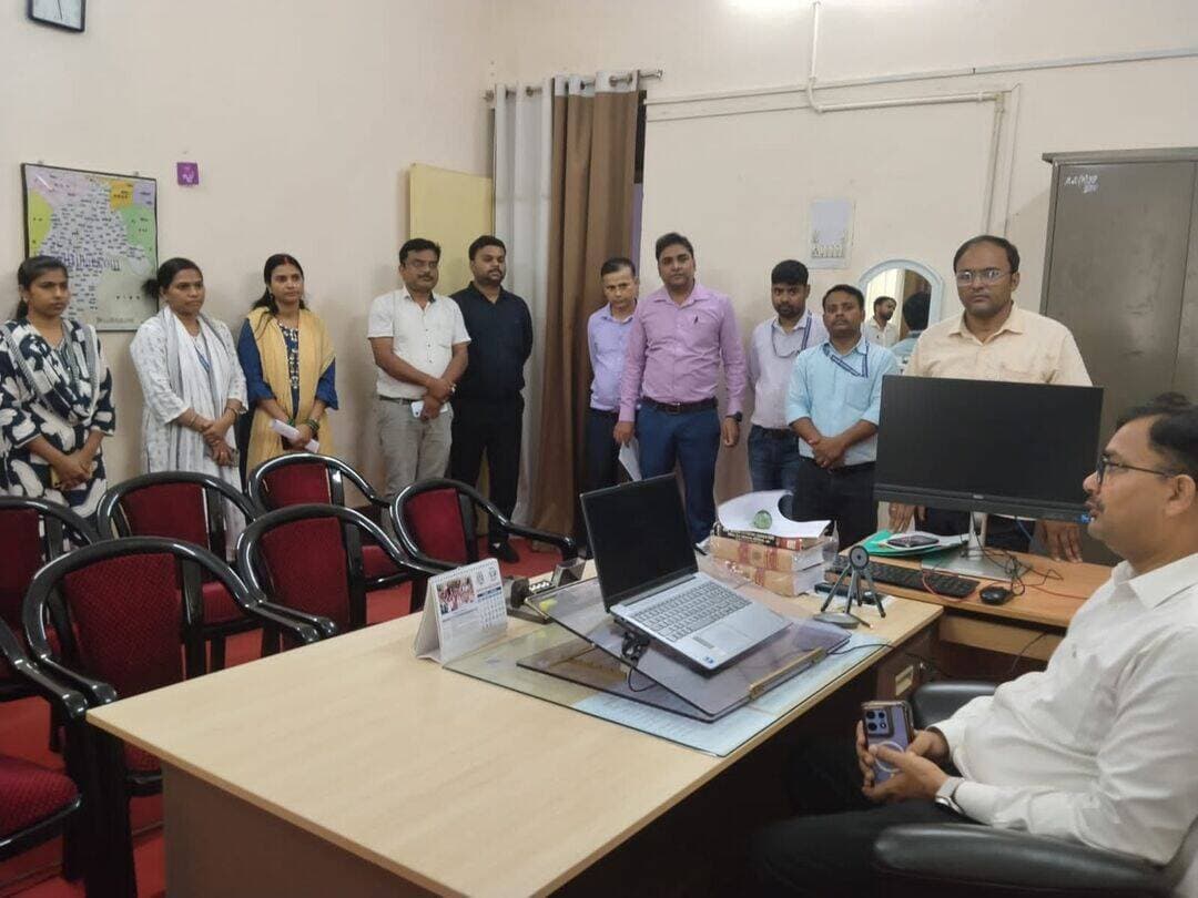 पक्षकारों को नोटिस निर्गत करने हेतु हुई बैठक।
नालसा एवं बिहार राज्य विधिक सेवा प्राधिकार, पटना के निर्देश पर प्रधान जिला एवं सत्र न्यायाधीश-सह-अध्यक्ष, जिला विधिक सेवा प्राधिकार, नवादा, आशुतोष कुमार झा के निर्देश के आलोक में दिनांक 12.09.2026 को आयोजित होने वाले राष्ट्रीय लोक अदालत में अधिक से अधिक वादों के निष्पादन हेतु सुलहनीय योग्य आपराधिक वादों को चिन्हित करने एवं पक्षकारों को नोटिस निर्गत करने के लिए कार्यालय लिपिक/पीठ लिपिक की बैठक का आयोजन किया गया।
इस हेतु अधोहस्ताक्षरी ने बताया कि प्री-सिटिंग के माध्यम से सुलह का कार्य किया जाएगा। साथ ही, चिन्हित सूची में अंकित वादों में सुलह हेतु नोटिस निर्गत करें, ताकि दिनांक 12.09.2026 को आयोजित होने वाले राष्ट्रीय लोक अदालत में व्यवहार न्यायालय, नवादा में लंबित सुलहनीय योग्य आपराधिक वादों का अधिक से अधिक निष्पादन हो सके। साथ ही, निर्देशित किया गया कि पंचायत से संबंधित अधिक से अधिक मामलों में पक्षकारों को नोटिस निर्गत कर मामले का निपटारा करावें।
बैठक में निर्गत नोटिसों के तामिला प्रतिवेदन की समीक्षा की गई तथा पाया गया कि निर्गत नोटिसों की तुलना में तामिला प्रतिवेदन बहुत ही कम पाया गया है। इसके लिए सभी संबंधित थानों को अधिक से अधिक नोटिसों का तामिला कराकर तामिला प्रतिवेदन कार्यालय को उपलब्ध कराने का निर्देश दिया गया। साथ ही, थाना को अधिक से अधिक नोटिसों का समय पूर्व तामिला कराने का निर्देश दिया गया। यह भी निर्देश दिया गया कि अधिक से अधिक नोटिस कार्यालय को उपलब्ध कराएं, ताकि ससमय तामिला कराया जा सके।
इस मौके पर सचिव महोदय के अतिरिक्त व्यवहार न्यायालय के सभी कार्यालय लिपिक एवं स्थायी लोक अदालत, जिला विधिक सेवा प्राधिकार, नवादा के पेशकार सुशील कुमार उपस्थित थे।
नवादा से राकेश कुमार चन्दन की रिपोर्ट !