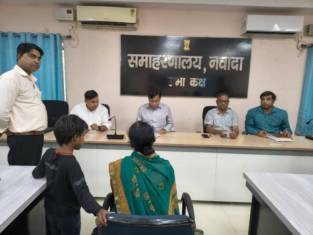 जिला स्तरीय जनसुनवाई में 36 परिवाद दर्ज, कई मामलों का ऑन द स्पॉट निष्पादन।
बिहार सरकार के सात निश्चय-3 के सातवें निश्चय “सबका सम्मान-जीवन आसान (Ease of Living)” का मुख्य उद्देश्य राज्य के सभी नागरिकों के दैनिक जीवन में आने वाली कठिनाइयों को कम कर उनके जीवन को अधिक सरल, सहज एवं सम्मानजनक बनाना है। इस निश्चय के अंतर्गत आमजनों को सरकारी कार्यालयों से संबंधित कार्यों के निष्पादन में किसी प्रकार की असुविधा का सामना न करना पड़े, इसके लिए प्रत्येक सप्ताह सोमवार एवं शुक्रवार को जिले के सभी सरकारी कार्यालयों में जनसुनवाई आयोजित किए जाने की व्यवस्था की गई है।
जिला पदाधिकारी, नवादा श्री रवि प्रकाश के निर्देश के आलोक में आज जिला स्तर पर जनसुनवाई का आयोजन अपर समाहर्त्ता-सह-जिला लोक शिकायत निवारण पदाधिकारी, नवादा श्री शम्भू शरण पाण्डेय की अध्यक्षता में किया गया। जनसुनवाई के दौरान जिले के विभिन्न क्षेत्रों से आए आमजनों द्वारा कुल 36 परिवाद दर्ज कराए गए। अपर समाहर्त्ता-सह-जिला लोक शिकायत निवारण पदाधिकारी द्वारा परिवादियों की समस्याओं को गंभीरतापूर्वक सुनते हुए कई मामलों का ऑन द स्पॉट निष्पादन किया गया, जबकि शेष मामलों को संबंधित विभागीय पदाधिकारियों को जाँचोपरांत आवश्यक कार्रवाई हेतु अग्रसारित किया गया।
जनसुनवाई के दौरान थाना अकबरपुर, ग्राम बरेव की चम्पा देवी द्वारा शौचालय निर्माण, थाना पकरीबरावां, ग्राम सिमरिया की बब्ली देवी द्वारा वेतन भुगतान, थाना कोआकोल, ग्राम छबैल के कैलाश चौहान द्वारा अवैध रूप से राशि निकासी तथा थाना हिसुआ, ग्राम खैराती बिगहा की धनवती देवी द्वारा भूमि विवाद से संबंधित आवेदन प्रस्तुत किया गया। इसके अतिरिक्त अन्य परिवादियों द्वारा भी विभिन्न प्रकार की शिकायतें एवं समस्याएँ प्रस्तुत की गईं।
अपर समाहर्त्ता-सह-जिला लोक शिकायत निवारण पदाधिकारी द्वारा संबंधित पदाधिकारियों को प्राप्त सभी मामलों का समयबद्ध, पारदर्शी एवं नियमानुसार निष्पादन सुनिश्चित करने का निर्देश दिया गया। उन्होंने कहा कि जनसुनवाई का उद्देश्य आमजनों की समस्याओं का त्वरित समाधान उपलब्ध कराना तथा सरकारी सेवाओं एवं योजनाओं का लाभ उन्हें सुगमता एवं पारदर्शी तरीके से उपलब्ध कराना है।
इसी क्रम में अनुमंडल कार्यालय, नवादा सदर में भी अनुमंडल स्तरीय जनसुनवाई का आयोजन किया गया। अनुमंडल पदाधिकारी,श्री अमित अनुराग द्वारा आमजनों की समस्याओं एवं प्राप्त परिवादों को गंभीरतापूर्वक सुना गया तथा संबंधित पदाधिकारियों को मामलों की जाँच कर नियमानुसार एवं समयबद्ध तरीके से निष्पादन सुनिश्चित करने का निर्देश दिया गया।
नवादा से राकेश कुमार चन्दन की रिपोर्ट !