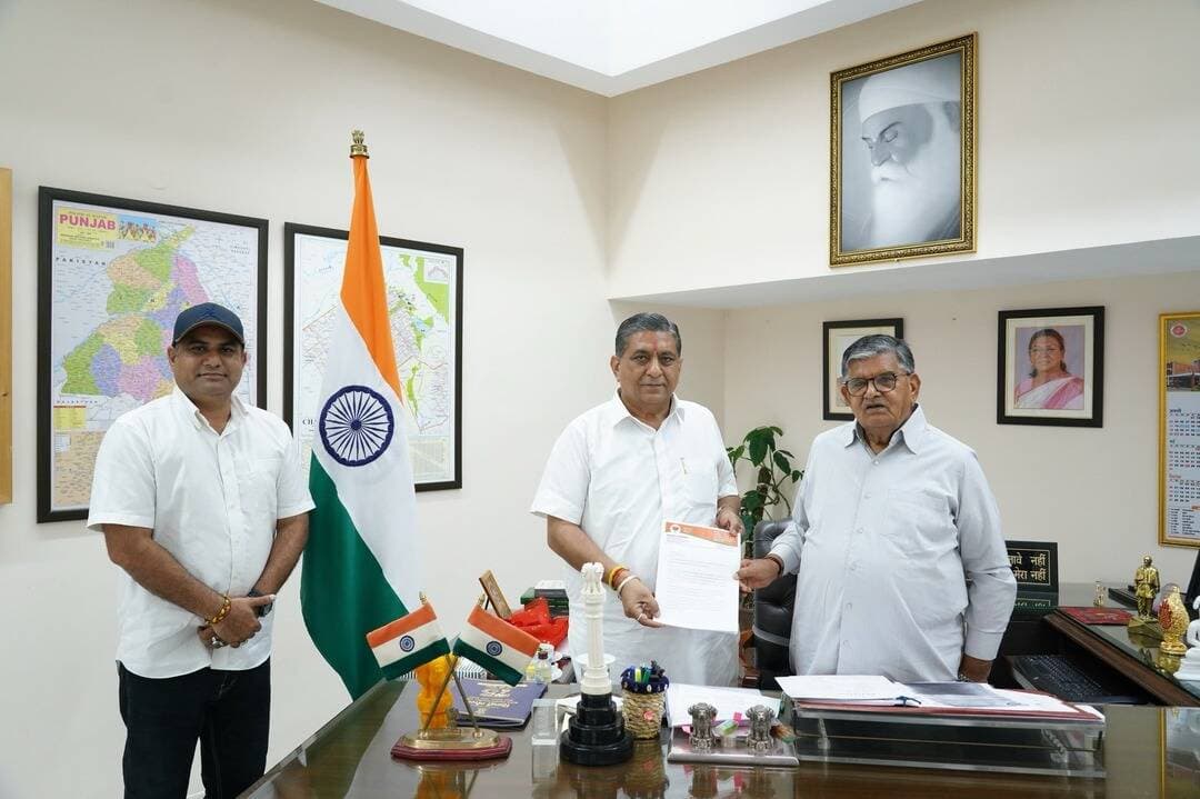 डेराबस्सी हलके की गंभीर समस्याओं को लेकर राज्यपाल को मांगपत्र, समयबद्ध कार्रवाई की मांग**
*जीरकपुर,*
भारतीय जनता पार्टी के डेराबस्सी हलका इंचार्ज एवं पंजाब भाजपा के प्रोटोकॉल विभाग के राज्य सचिव **संजीव खन्ना** ने डेराबस्सी विधानसभा क्षेत्र के अंतर्गत आने वाले जीरकपुर, डेराबस्सी और लालड़ू की गंभीर जनसमस्याओं के समाधान के लिए पंजाब के राज्यपाल को मांगपत्र सौंपकर तत्काल हस्तक्षेप और समयबद्ध कार्रवाई की मांग की है। इस मौके पर भाजपा के वरिष्ठ नेता **सुधीर कांटीवाल** भी उनके साथ मौजूद रहे।
मांगपत्र में कहा गया है कि हलके में तेजी से बढ़ती आबादी, आवासीय कॉलोनियों, व्यावसायिक गतिविधियों और औद्योगिक विस्तार के मुकाबले बुनियादी ढांचे एवं नागरिक सुविधाओं का अपेक्षित विकास नहीं हो पाया है। इसके कारण जीरकपुर, डेराबस्सी और लालड़ू के लोग पिछले कई वर्षों से विभिन्न समस्याओं से जूझ रहे हैं।
खन्ना ने जीरकपुर में आबादी के अनुपात में पुलिस बल की कमी, चोरी और छीना-झपटी की बढ़ती वारदातें, भीषण ट्रैफिक जाम, बेतरतीब पार्किंग, बरसात के दौरान जलभराव, गिरता भूजल स्तर, सरकारी अस्पताल की कमी, बच्चों और युवाओं के लिए खेल स्टेडियम का अभाव तथा अनियोजित निर्माण को प्रमुख समस्याओं के रूप में उठाया है।
इसी तरह डेराबस्सी में घग्गर नदी, सुखना चो और अन्य बरसाती नालों से बाढ़ के खतरे, पेयजल की समस्या, गिरते भूजल स्तर, प्रॉपर्टी पंजीकरण, एनओसी और अनधिकृत कॉलोनियों से जुड़े मामलों के स्थायी समाधान की मांग की गई है। लालड़ू में औद्योगिक प्रदूषण, भारी वाहनों की आवाजाही, खस्ताहाल संपर्क सड़कें, दुर्घटना संभावित ब्लैक स्पॉट और बुनियादी नागरिक सुविधाओं की कमी को गंभीर चिंता का विषय बताया गया है।
मांगपत्र में जीरकपुर के लिए अलग ट्रैफिक एवं पार्किंग मास्टर प्लान तैयार करने, जीरकपुर, ढकोली और पीर मुछल्ला के लिए वैज्ञानिक स्टॉर्म-वॉटर ड्रेनेज सिस्टम विकसित करने, डेराबस्सी में बाढ़ रोकथाम के लिए दीर्घकालिक योजना बनाने तथा नहरी पेयजल उपलब्ध करवाने की संभावनाओं का अध्ययन करने की भी मांग की गई है।
इसके अलावा जीरकपुर में आधुनिक सरकारी अस्पताल और बहुउद्देश्यीय खेल परिसर स्थापित करने, लालड़ू में सड़क एवं ट्रैफिक व्यवस्था सुधारने, औद्योगिक प्रदूषण पर नियंत्रण करने, प्रमुख सड़कों का रोड सेफ्टी ऑडिट करवाकर ब्लैक स्पॉट दूर करने तथा अवैध निर्माण और अनधिकृत कॉलोनियों की निष्पक्ष जांच कर जिम्मेदारी तय करने की मांग भी उठाई गई है।
खन्ना ने भूजल संरक्षण, वर्षा जल संचयन और जल पुनर्भरण के लिए पूरे हलके की दीर्घकालिक योजना तैयार करने के साथ अधिकारियों, जनप्रतिनिधियों और स्थानीय नागरिकों की नियमित समीक्षा बैठकें आयोजित करने तथा विकास कार्यों की प्रगति सार्वजनिक करने की मांग की है।
उन्होंने कहा कि ये मुद्दे केवल विकास कार्यों तक सीमित नहीं हैं, बल्कि हलके के लाखों लोगों की सुरक्षा, स्वास्थ्य, सम्मानजनक जीवन और आने वाली पीढ़ियों के भविष्य से सीधे जुड़े हुए हैं। **उन्होंने कहा कि यदि अभी से विभागवार जिम्मेदारी, बजट और समयसीमा तय कर ठोस कार्रवाई नहीं की गई तो तेजी से बढ़ता शहरीकरण इन समस्याओं को आने वाले समय में और अधिक गंभीर बना देगा।**