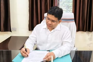 राशन वितरण के एवज में पैसे मांगने वाले डीलरों की करें शिकायत : उपायुक्त
*हजारीबाग DC हेमंत सती ने सभी राशन कार्डधारियों से अपील की है कि वे पीडीएस केंद्र से निर्धारित खाद्यान्न निःशुल्क प्राप्त करें।*
🍚 *चावल, गेहूं, नमक एवं चनादाल के लिए लाभुकों से कोई राशि देय नहीं है, निःशुल्क है। यदि कोई डीलर राशन देने के बदले पैसे की मांग करता है, तो तत्काल इसकी शिकायत करें।*
📞 *जिला नियंत्रण कक्ष* : 8002529349
शिकायत की जांच के बाद *दोषी डीलर* के विरुद्ध नियमानुसार आवश्यक *कानूनी कार्रवाई* की जाएगी।
सोना सोबरन योजना के तहत धोती-साड़ी का वितरण सरकार द्वारा निर्धारित ₹10 की दर पर किया जाता है।