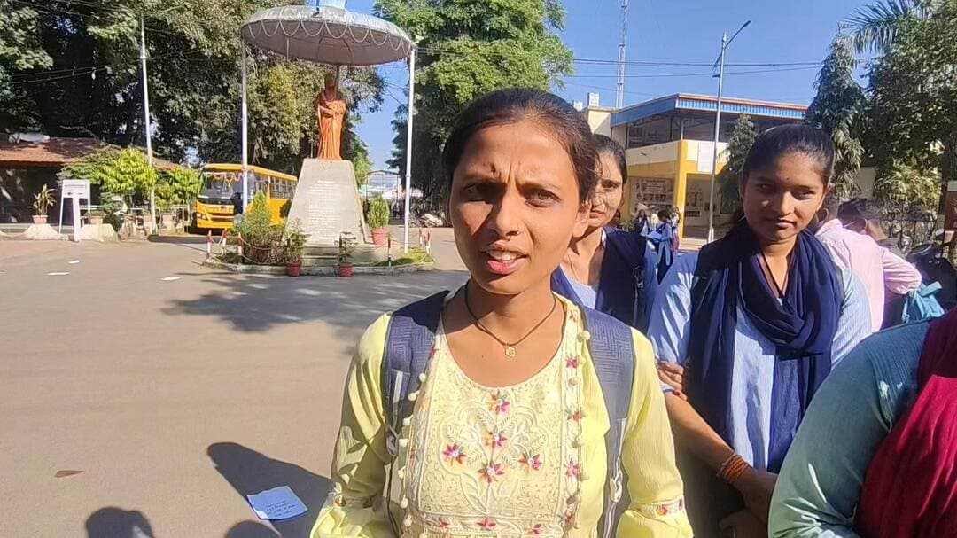 PM श्री कॉलेज में एबीवीपी का उग्र हंगामा: प्रिंसिपल का चेंबर घेरकर खाली कुर्सी पर चिपकाए आरोप– SDM ने पहुंचकर कराया शांत” एक छात्रा ने बैतूल कॉलेज में धूम्रपान से लेकर मादक पदार्थों के सेवन को लेकर उठाए सवाल