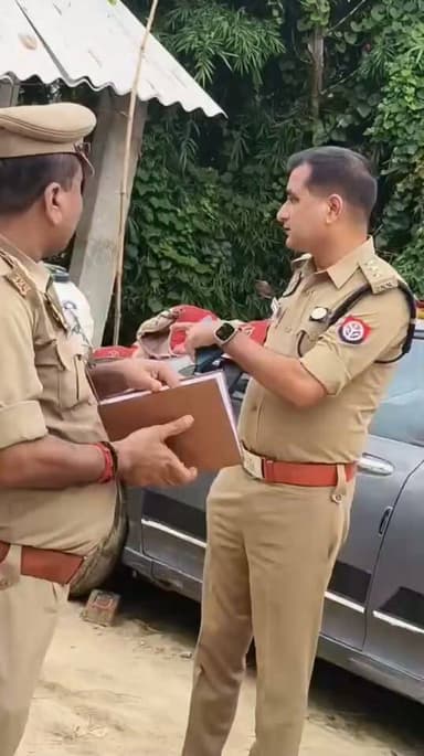 सड़क किनारे खड़ी कार में शव मिलने से सनसनी
2 दिन से लापता युवक का ख़डी कार में मिला शव
गुरुवार रात 8 बजे घर से लापता हुआ था धनीराम
सूचना पर पहुंची डॉग स्क्वायड फॉरेंसिक टीम
पूरे मामले की अलग-अलग बिंदुओं से कर रही पड़ताल
तेंदुआ चौखड़िया के मजरा शिव सहाय पुरवा में खड़ी थी कार
कार के भीतर से बरामद हुआ धनीराम वर्मा का शव
गुरुवार रात से ही घर वाले कर रहे थे खोजबीन
पुलिस ने धनीराम वर्मा की बॉडी पोस्टमार्टम को भेजी
इटियाथोक थाना क्षेत्र के शिवसहायपुरवा का मामला
#GondaNews #BreakingNews #UPNews #CrimeUpdate #GondaPolice #GondaCrime #UttarPradesh #BreakingNewsHindi