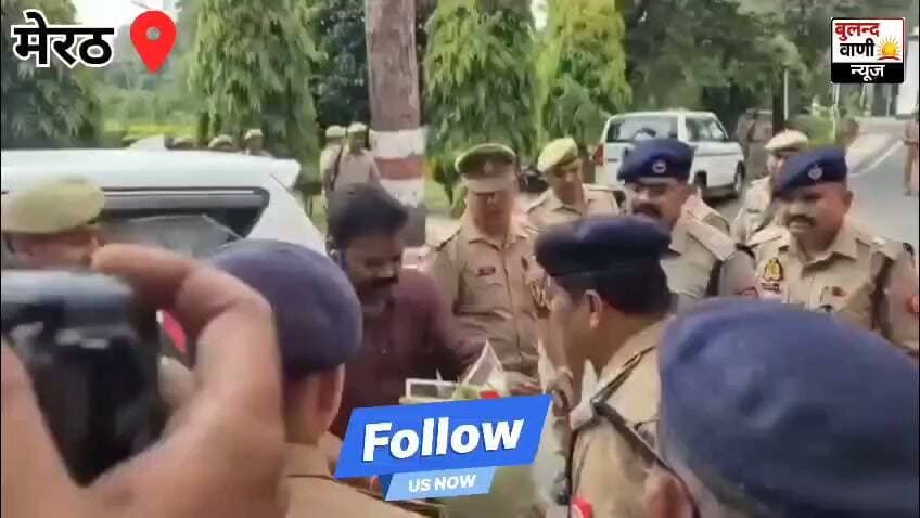 #मेरठ: नए एसएसपी बीबीजीटीएस मूर्ति का मेरठ पहुंचने पर भव्य स्वागत #News #reporting/ #awareness
#मेरठ। नए एसएसपी बीबीजीटीएस मूर्ति शुक्रवार को मेरठ पहुंचे। एसपी सिटी विनय गोपाल भोंसले, एसपी देहात अभिजीत कुमार, एसपी यातायात राजेश कुमार श्रीवास्तव समेत अन्य अधिकारियों ने बुके देकर उनका स्वागत किया। नए एसएसपी ने अधिकारियों से परिचय लिया। इस दौरान वह पारंपरिक धोती-कुर्ता में नजर आए।