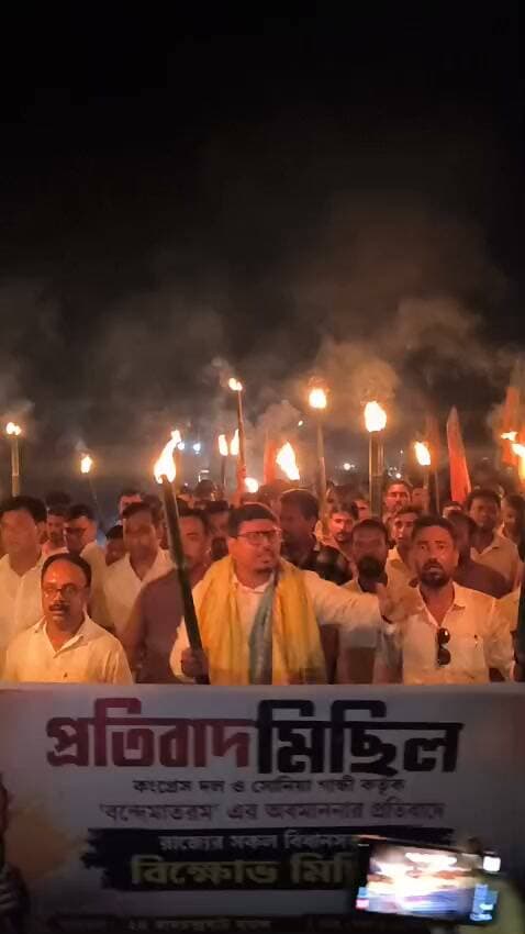জাতীয় গানের প্রতি অবমাননার প্রতিবাদে রামচন্দ্রঘাটে যুব মোর্চার বিক্ষোভ মিছিল
ভারতের ৮০তম স্বাধীনতা দিবস উপলক্ষে নয়াদিল্লিতে জাতীয় কংগ্রেসের কার্যালয়ে জাতীয় পতাকা উত্তোলনের পর জাতীয় সঙ্গীত পরিবেশনের সময় কংগ্রেসের শীর্ষ নেতৃত্বের কথিত আচরণ অত্যন্ত নিন্দনীয় ও দুঃখজনক।
ভারতীয় জনতা পার্টি মনে করে, জাতীয় সঙ্গীত দেশের সার্বভৌমত্ব, মর্যাদা ও জাতীয় চেতনার প্রতীক। তার প্রতি যেকোনও ধরনের অবমাননা দেশের প্রতিটি নাগরিকের অনুভূতিতে আঘাত করে। এই ঘটনার জন্য রাহুল গান্ধী ও কংগ্রেস নেতৃত্বের প্রকাশ্যে ক্ষমা চাওয়ার দাবি জানিয়ে আজ রামচন্দ্রঘাট যুব মোর্চার উদ্যোগে আয়োজিত হয় প্রতিবাদ মিছিল।
উক্ত প্রতিবাদ মিছিলে উপস্থিত ছিলেন প্রদেশ যুব মোর্চার সভাপতি শ্রী অরিন্দম দেব মহোদয়, খোয়াই জেলা বিজেপির সভাপতি শ্রী সমীর কুমার দাস, রামচন্দ্রঘাট মণ্ডল যুব মোর্চার সভাপতি শ্রী রূপক ঘোষ সহ অন্যান্য জেলা ও মণ্ডল নেতৃত্ব এবং অসংখ্য কার্যকর্তা।