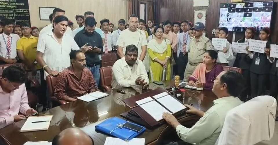 नगर निगम में जलभराव पर हंगामा