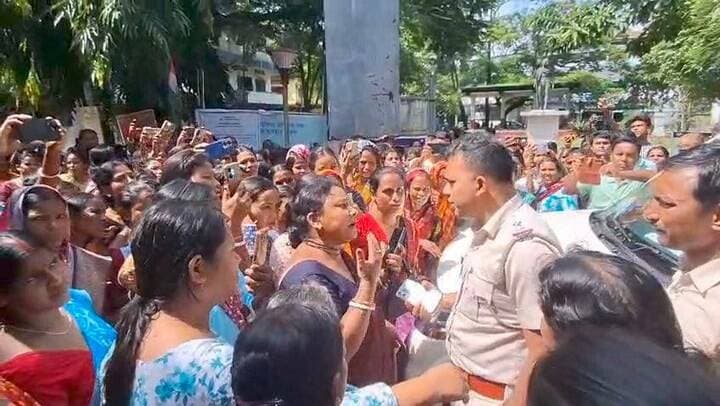 #BreakingNews অন্নপূর্ণা টাকা লাগবেই! হু*লুস্থু*ল পরিস্থিতি। আলিপুরদুয়ার ২ নং ব্লকের যশো ডাঙ্গা ব্লক অফিসের কর্মী ও সিভিকের ওপর চ*ড়াও হলেন মহিলারা।
#highlightseveryone #Alipurduar #AnnapurnaBhandar #Money #