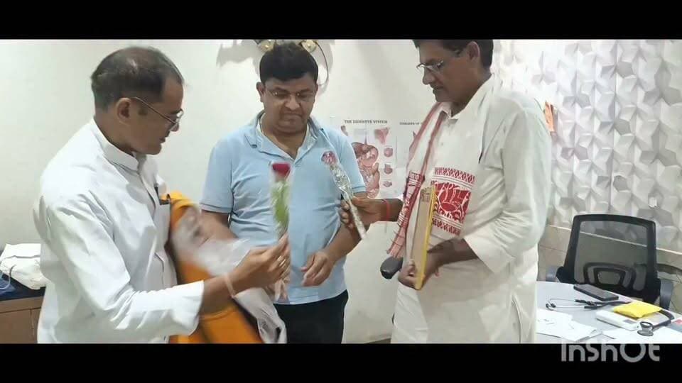 स्वाभिमान भारत मंच बिहार प्रदेश आरा भोजपुर के द्वारा आरा के प्रसिद्ध डॉक्टर श्री विजय गुप्ता जी (सर्जन जज कोठी )को मंच के प्रदेश अध्यक्ष रामा कांत सिंह, जिला अध्यक्ष राजेश दत्त तिवारी जी , एवं धर्मेंद्र सिंह मंटू द्वारा बुके, अंग वस्त्र एवं मोमेंटो देकर सम्मानित किया गया