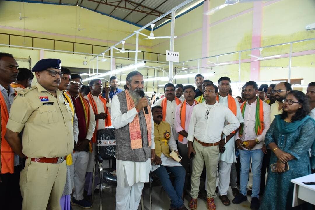 माओवाद प्रभावित कोनगुड़ में अब कौशल से रोजगार और रोजगार से आत्मनिर्भरता की राह
कोंडागांव जिले के सुदूर ग्राम कोनगुड़ में नीति आयोग के सहयोग से आकांक्षा ग्रामीण कौशल एवं नवाचार केंद्र विकसित किया जा रहा है। इसका उद्देश्य दूरस्थ एवं वामपंथी उग्रवाद प्रभावित क्षेत्रों के युवाओं को उद्योग आधारित कौशल प्रशिक्षण देकर रोजगार से जोड़ना है।
कांकेर सांसद श्री भोजराज नाग एवं केशकाल विधायक श्री नीलकंठ टेकाम ने केंद्र का अवलोकन कर प्रशिक्षण एवं रोजगार सृजन की संभावनाओं की जानकारी ली।
📌 केंद्र के प्रमुख लक्ष्य:
• प्रतिवर्ष 1,000 से 1,500 युवाओं को कौशल प्रशिक्षण
• पात्र अभ्यर्थियों के लिए अधिकतम 100% प्लेसमेंट का लक्ष्य
• गारमेंट उत्पादन इकाई से 300+ प्रत्यक्ष रोजगार
• युवाओं एवं पुनर्वासित व्यक्तियों को रोजगार और स्वरोजगार से जोड़ना
प्रारंभिक चरण में 100 लोगों को प्रशिक्षण दिया जा रहा है, जिसमें 85 महिलाएं और 4 आत्मसमर्पित व्यक्ति शामिल हैं। वहीं विभिन्न क्षेत्रों से आए लगभग 154 पुनर्वासित माओवादी कैडरों ने शिविर का लाभ लिया, जिनमें 45 से अधिक लोगों ने प्रशिक्षण के लिए सहमति दी है।
कभी जिस कोनगुड़ में माओवादी हिंसा के कारण पहुंचना मुश्किल था, आज उसी क्षेत्र में कौशल, प्रशिक्षण और रोजगार के अवसर विकसित हो रहे हैं। यह बदलाव विकास, पुनर्वास और आत्मनिर्भरता की दिशा में एक महत्वपूर्ण कदम है।
कोनगुड़ अब डर की नहीं, अवसर और विकास की नई कहानी लिख रहा है।
#Kondagaon #KonGud #SkillDevelopment #Employment #YouthEmpowerment AatmanirbharBharat Vikas Rehabilitation Rozgar