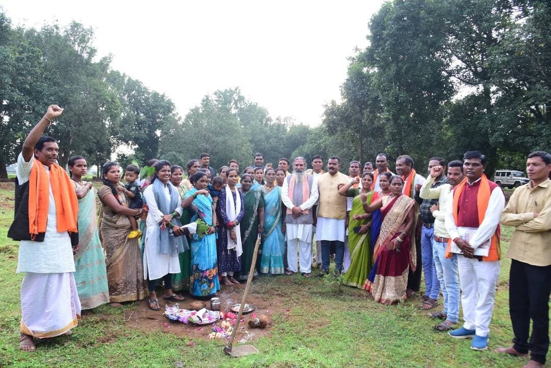 कोंडागांव जिले के दूरस्थ क्षेत्र कोनगुड़ में अब विकास की तस्वीर बदल रही है। शासन की योजनाओं और जनसुविधाओं की पहुंच गांव तक तेजी से बढ़ रही है।
कांकेर लोकसभा क्षेत्र के सांसद श्री भोजराज नाग एवं केशकाल विधायक श्री नीलकंठ टेकाम ने ग्राम कोनगुड़ में कुल ₹35 लाख के विकास कार्यों की सौगात दी।
📍 ₹5 लाख की लागत से निर्मित अटल डिजिटल सेवा केंद्र का लोकार्पण
ग्रामीणों को विभिन्न शासकीय सेवाओं एवं योजनाओं की सुविधाएं स्थानीय स्तर पर उपलब्ध कराने में यह केंद्र महत्वपूर्ण भूमिका निभाएगा।
📍 ₹30 लाख की लागत से बनने वाले महतारी सदन का भूमिपूजन
महिलाओं के लिए बेहतर सुविधाएं और सुरक्षित स्थान उपलब्ध कराने की दिशा में यह महत्वपूर्ण पहल है।
दुर्गम भौगोलिक परिस्थितियों और माओवादी गतिविधियों की चुनौती से प्रभावित रहा कोनगुड़ अब सुरक्षा, सुशासन और विकास के साथ नई उम्मीद और नई संभावनाओं की ओर बढ़ रहा है।
#Kondagaon #KondagaonDevelopment #विकास #कोनगुड़ #अटलडिजिटलसेवाकेंद्र