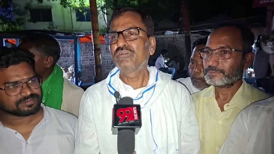 रणधीर वर्मा चौक पर मुख्यमंत्री का पुतला दहन को सूचना लेकर, झामुमो के कई बड़े नेता और पुलिस प्रशासन मौके पर मौजूद देखिए 99 न्यूज पर लाइव