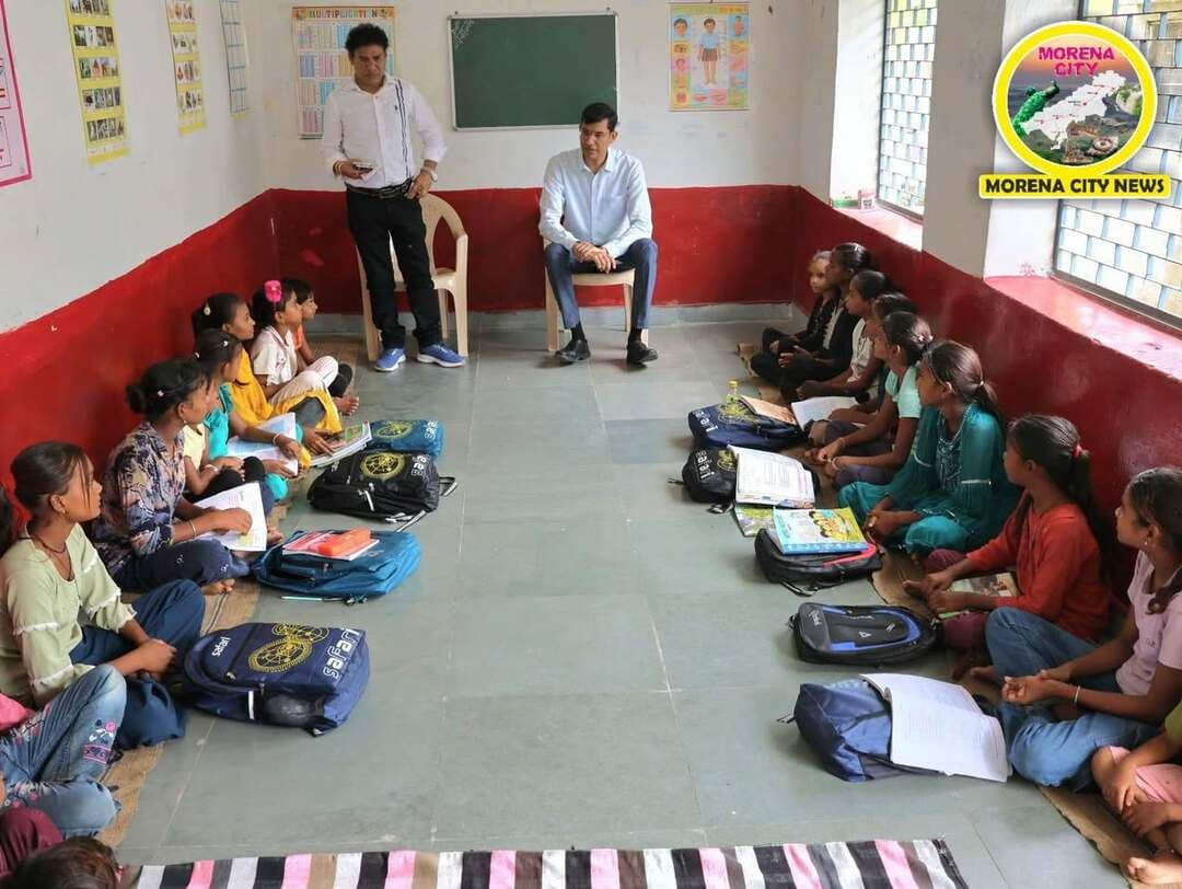 छात्रावास में मिली अव्यवस्थाएं, कलेक्टर ने अधीक्षिका को किया निलंबित
मुरैना/ पहाड़गढ़ में कलेक्टर लोकेश कुमार जांगिड़ ने मुख्यमंत्री जनविश्वास अभियान के तहत पहाड़गढ़ के आदिवासी बालक और कन्या छात्रावास का औचक निरीक्षण किया। इस दौरान छात्रावासों में व्यवस्थाओं में कई कमियां मिलीं। कलेक्टर ने छात्रों से भोजन, पेयजल, पढ़ाई, बिस्तर, स्वच्छता और अन्य सुविधाओं की जानकारी ली। लापरवाही और व्यवस्थाओं में कमी पाए जाने पर कलेक्टर ने छात्रावास अधीक्षिका सपना शर्मा को तत्काल प्रभाव से निलंबित कर दिया। अधिकारियों को सभी कमियां जल्द दूर करने और छात्रावासों की नियमित निगरानी के निर्देश दिए गए।
#मुरैना #morena #पहाड़गढ़