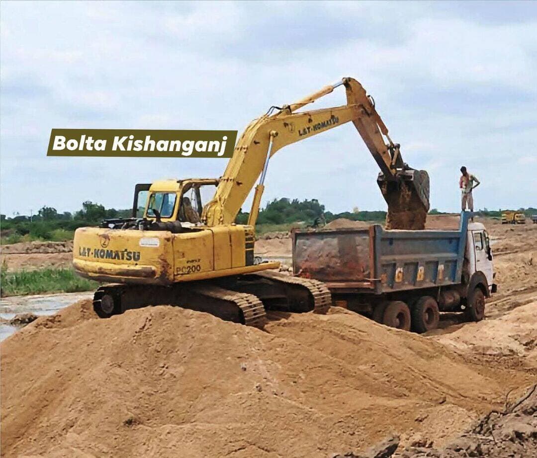 आर्थिक अपराध इकाई (EOU) की टीम ने अरवल जिले में बड़ी कार्रवाई करते हुए अवैध रूप से भंडारित करीब 1 लाख 32 हजार घनफीट बालू जब्त किया है। जब्त बालू की अनुमानित बाजार कीमत करीब 1 करोड़ 63 लाख रुपये बताई जा रही है। कार्रवाई के बाद अवैध बालू भंडारण और कारोबार से जुड़े लोगों में हड़कंप मच गया है। EOU की टीम मामले में आगे की कार्रवाई और अवैध बालू के स्रोत की जांच कर रही है। अधिकारियों के मुताबिक, अवैध खनन और भंडारण के खिलाफ अभियान आगे भी जारी रहेगा।