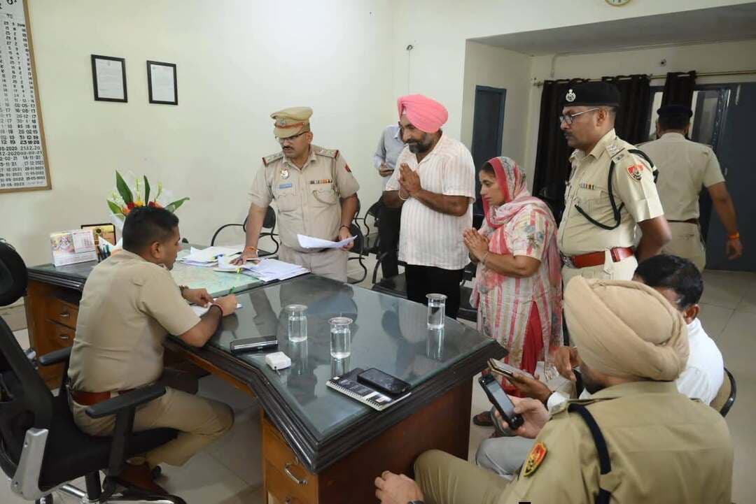 कुरुक्षेत्र पुलिस द्वारा आमजन की समस्याओं के त्वरित समाधान के लिए शुरू की गई 'जनता दरबार' मुहिम के तहत पुलिस अधीक्षक श्री चंद्र मोहन ने थाना शहर थानेसर में पांचवां जनता दरबार लगाया। दरबार में 22 शिकायतकर्ताओं ने अपनी समस्याएं रखीं, सभी शिकायतों का मौके पर ही समाधान किया गया। साथ ही एसपी ने थाना परिसर का निरीक्षण कर अनुसंधानकर्ताओं को आवश्यक दिशा-निर्देश दिए। #cmohry #police_haryana #HaryanaPolice #AmbalaIgp #KurukshetraPolice #JanataDarbar #PublicService