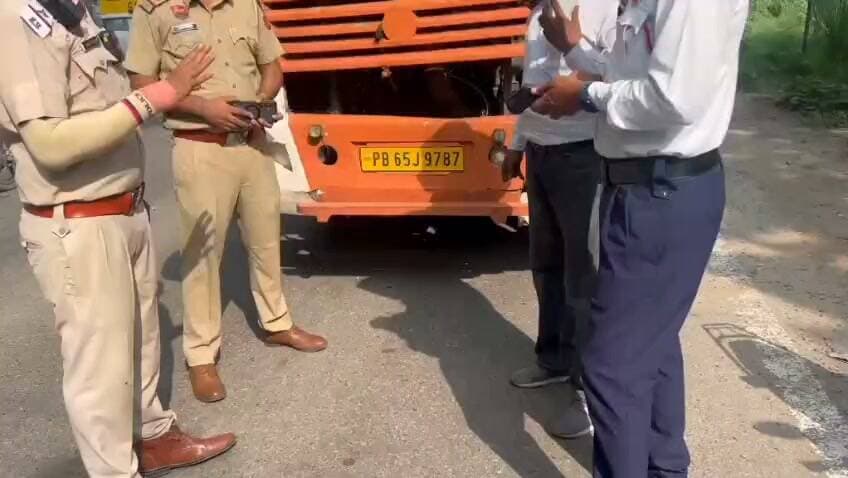 बिना परमिट और जरूरी दस्तावेजों के सड़कों पर दौड़ रहीं 2 प्राइवेट बसों पर पंचकूला पुलिस का शिकंजा, 33,500 रुपये के चालान कर दोनों बसें इंपाउंड
पंचकूला/ 21 अगस्त:- यातायात व्यवस्था को सुरक्षित, व्यवस्थित और नियमों के अनुरूप बनाए रखने के लिए पंचकूला पुलिस द्वारा यातायात नियमों की उल्लंघना करने वाले वाहन चालकों के खिलाफ लगातार सख्त कार्रवाई की जा रही है। इसी अभियान के तहत आज बरवाला क्षेत्र में ट्रैफिक पुलिस की टीम ने बिना परमिट और आवश्यक दस्तावेजों के संचालित की जा रही दो प्राइवेट बसों के खिलाफ कार्रवाई करते हुए कुल 33,500 रुपये के चालान किए तथा दोनों बसों को इंपाउंड कर लिया।
आज ट्रैफिक पुलिस द्वारा बरवाला क्षेत्र में वाहनों की चेकिंग के दौरान दोनों प्राइवेट बसों के चालक आवश्यक परमिट एवं जरूरी दस्तावेज प्रस्तुत नहीं कर पाए। जांच में नियमों की उल्लंघना पाए जाने पर सूरजपुर ट्रैफिक एसएचओ अभिषेक द्वारा दोनों बसों के कुल 33,500 रुपये के चालान किए और नियमानुसार दोनों वाहनों को इंपाउंड कर दिया।
डीसीपी क्राइम एंड ट्रैफिक आईपीएस अमरिंदर सिंह ने कहा कि यातायात नियमों की पालना सुनिश्चित करना पंचकूला पुलिस की प्राथमिकता है। विशेष रूप से प्राइवेट बसों, व्यावसायिक वाहनों तथा सार्वजनिक परिवहन से जुड़े वाहनों की नियमित जांच की जा रही है, ताकि बिना परमिट, बिना वैध दस्तावेज या नियमों की अनदेखी कर चलने वाले वाहनों पर प्रभावी कार्रवाई की जा सके। उन्होंने वाहन चालकों से अपील की कि वे अपने वाहनों के सभी आवश्यक दस्तावेज एवं परमिट वैध रखें और यातायात नियमों का पालन करें, अन्यथा नियमों की उल्लंघना करने वालों के खिलाफ इसी प्रकार सख्त कार्रवाई जारी रहेगी।