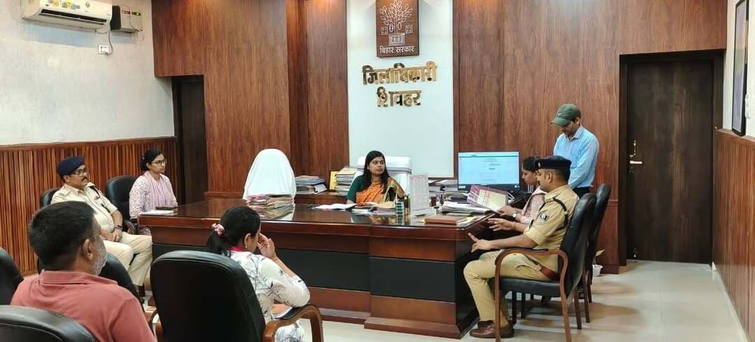 🚨 शिवहर में मादक पदार्थों पर नकेल कसने की तैयारी: जिलाधिकारी की अध्यक्षता में NCORD की महत्वपूर्ण बैठक संपन्न!
आज जिलाधिकारी श्रीमती प्रतिमा रानी की अध्यक्षता में जिले को नशामुक्त बनाने और युवाओं को नशे के दुष्प्रभावों से बचाने के लिए जिला स्तरीय निगरानी समिति (NCORD) की अहम बैठक आयोजित की गई।
बैठक में मादक पदार्थों की तस्करी और अवैध बिक्री पर रोक लगाने हेतु कई कड़े फैसले लिए गए हैं:
💊 मेडिकल स्टोरों पर सख्ती: बिना डॉक्टर के पर्चे (Prescription) के नशीली दवाएं बेचने वाले मेडिकल स्टोरों का लाइसेंस रद्द होगा। ड्रग इंस्पेक्टर को नियमित जांच के निर्देश।
🏫 शिक्षण संस्थान रहेंगे नशामुक्त: स्कूल, कॉलेज और कोचिंग संस्थानों के 50 मीटर के दायरे से गुमटियां और दुकानें तत्काल हटाई जाएंगी।
🚓 हॉटस्पॉट पर औचक छापेमारी: पुलिस और मद्यनिषेध विभाग सूचना तंत्र मजबूत कर संवेदनशील इलाकों में छापेमारी करेंगे।
⚽ युवाओं के लिए बनेंगे नए क्लब: बच्चों को 'सूखे नशे' से बचाने के लिए प्रखंड स्तर पर स्पोर्ट्स, आर्ट, क्विज और लिटरेसी क्लब बनेंगे, जिनका संचालन शाम को 1-2 घंटे किया जाएगा।
⚖️ ड्रग पेडलर्स पर नजर: इन क्लबों के जरिए युवाओं को जागरूक करने के साथ-साथ ड्रग पेडलर्स की खुफिया जानकारी भी जुटाई जाएगी और NDPS मामलों का त्वरित निष्पादन होगा।
शिवहर प्रशासन हमारे युवाओं के सुरक्षित भविष्य और एक स्वस्थ, नशामुक्त समाज के निर्माण के लिए पूरी तरह संकल्पित है।
#Sheohar #DMSheohar #NCORD #DrugFreeSheohar #AntiDrugCampaign #Bihar