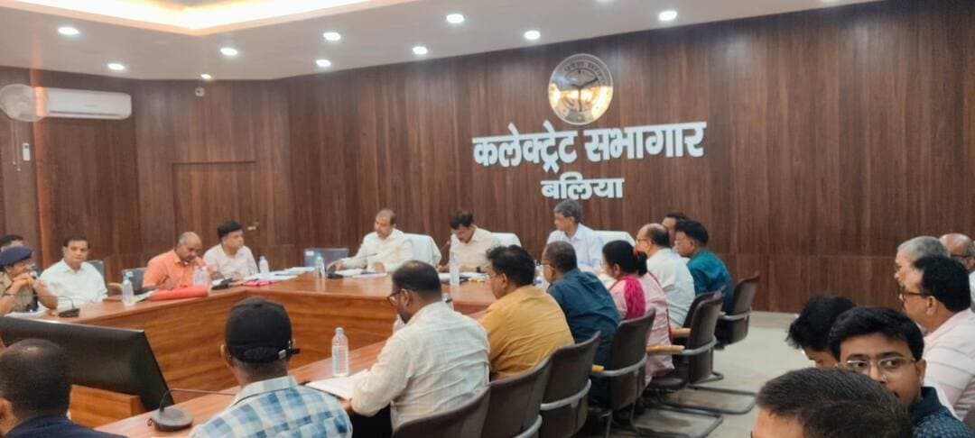*लाभार्थियों को योजनाओं का शत-प्रतिशत लाभ दिलाएं, लापरवाही पर होगी कार्रवाई: डीएम*
*आयुष्मान कार्ड बनाने में तेजी लाएं, लक्ष्य के सापेक्ष 100 फीसदी उपलब्धि के निर्देश*
*जिला अस्पताल से अनावश्यक रेफर पर डीएम सख्त, शिकायत पर होगी कार्रवाई*
बलिया। जिलाधिकारी मंगला प्रसाद सिंह की अध्यक्षता में शुक्रवार को कलेक्ट्रेट सभागार में जिला स्वास्थ्य समिति की बैठक आयोजित हुई। बैठक में स्वास्थ्य विभाग की विभिन्न योजनाओं और कार्यक्रमों की प्रगति की समीक्षा करते हुए जिलाधिकारी ने अधिकारियों को आवश्यक दिशा-निर्देश दिए। जिलाधिकारी ने नियमित टीकाकरण कार्यक्रम में सुधार लाने और सभी पात्र बच्चों एवं लाभार्थियों का नियमित टीकाकरण सुनिश्चित करने के निर्देश दिए। उन्होंने कहा कि टीकाकरण में किसी भी स्तर पर लापरवाही नहीं होनी चाहिए।
जननी सुरक्षा योजना की समीक्षा के दौरान उन्होंने कहा कि सीएम डैशबोर्ड पर जिले की रैंकिंग संतोषजनक नहीं है। उन्होंने सभी पात्र लाभार्थियों को योजना का पैसा शत-प्रतिशत भेजने के निर्देश दिए। जिन लाभार्थियों के बैंक खाते उपलब्ध नहीं हैं, उनके खाते खुलवाने के लिए आशा बहुओं की मदद लेने को कहा। जिलाधिकारी ने स्पष्ट किया कि प्रत्येक पात्र लाभार्थी को योजना का लाभ मिलना चाहिए और भुगतान की प्रक्रिया में किसी प्रकार की लापरवाही पाए जाने पर संबंधित के खिलाफ कार्रवाई की जाएगी। जिलाधिकारी ने मुख्य चिकित्सा अधिकारी को जिला अस्पताल से मरीजों को अनावश्यक रूप से बाहर रेफर नहीं करने के निर्देश दिए। उन्होंने कहा कि जब तक बेहद जरूरी न हो, मरीज को बाहर रेफर न किया जाए। इस संबंध में किसी प्रकार की शिकायत प्राप्त होने पर संबंधित के खिलाफ कड़ी कार्रवाई की जाएगी। साथ ही 70 वर्ष से अधिक आयु के लोगों के आयुष्मान कार्ड बनाने की भी समीक्षा की गई। जिलाधिकारी ने लक्ष्य के सापेक्ष शत-प्रतिशत आयुष्मान कार्ड बनाए जाने के निर्देश दिए। उन्होंने अधिकारियों से स्वास्थ्य योजनाओं का लाभ पात्र लोगों तक समय से पहुंचाने और योजनाओं की प्रगति में तेजी लाने को कहा। बैठक में सीडीओ आलोक कुमार, सीएमओ डॉक्टर अभय कुमार राय, स्वास्थ्य विभाग के संबंधित अधिकारी एवं कर्मचारी मौजूद रहे।