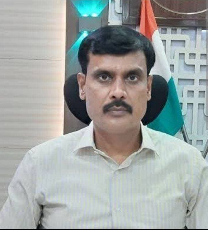 *बलिया में 1000 बंदियों की क्षमता वाले नए जेल भवन का निर्माण जल्द*
*62 एकड़ में बनेगा नया जेल, 57 एकड़ भूमि की खरीद पूरी*
*आधुनिक सुविधाओं से लैस होगा बलिया का नया जेल भवन*
बलिया। जनपद में 1000 बंदियों की क्षमता वाले नए जेल भवन के निर्माण का रास्ता अब पूरी तरह साफ हो गया है। जिलाधिकारी मंगला प्रसाद सिंह ने बताया कि नए जेल भवन के निर्माण से जुड़ी सभी तैयारियां और बाधाएं दूर कर ली गई हैं। जल्द ही निर्माण कार्य शुरू कराया जाएगा।
नया जेल भवन बलिया-गड़वार मार्ग पर ग्राम नरायनपाली, खड़ीचा एवं घोसवटी में सड़क के किनारे बनाया जाएगा। इसके लिए कुल 62 एकड़ भूमि की आवश्यकता है, जिसमें से अब तक 57 एकड़ भूमि की खरीद पूरी की जा चुकी है। जिलाधिकारी के अनुसार प्रस्तावित जेल भवन को आधुनिक सुविधाओं और नई तकनीक से लैस किया जाएगा। भवन का निर्माण भूकंपरोधी तकनीक से कराया जाएगा। जेल परिसर में बंदियों की सुरक्षा और प्रबंधन के साथ-साथ आवश्यक तकनीकी सुविधाओं का भी विशेष ध्यान रखा जाएगा। नए जेल भवन के निर्माण के लिए लोक निर्माण विभाग (पीडब्ल्यूडी) को कार्यदायी संस्था नामित किया गया है। भूमि संबंधी प्रक्रिया और अन्य प्रमुख बाधाएं दूर होने के बाद अब निर्माण कार्य शुरू कराने की तैयारी तेज कर दी गई है। अधिकारियों के मुताबिक अतिशीघ्र नए जेल भवन का निर्माण कार्य प्रारंभ होने की उम्मीद है। नए जेल भवन के तैयार होने से जनपद की जेल व्यवस्था को आधुनिक स्वरूप मिलने के साथ ही बंदियों को रखने की क्षमता में भी उल्लेखनीय वृद्धि होगी।