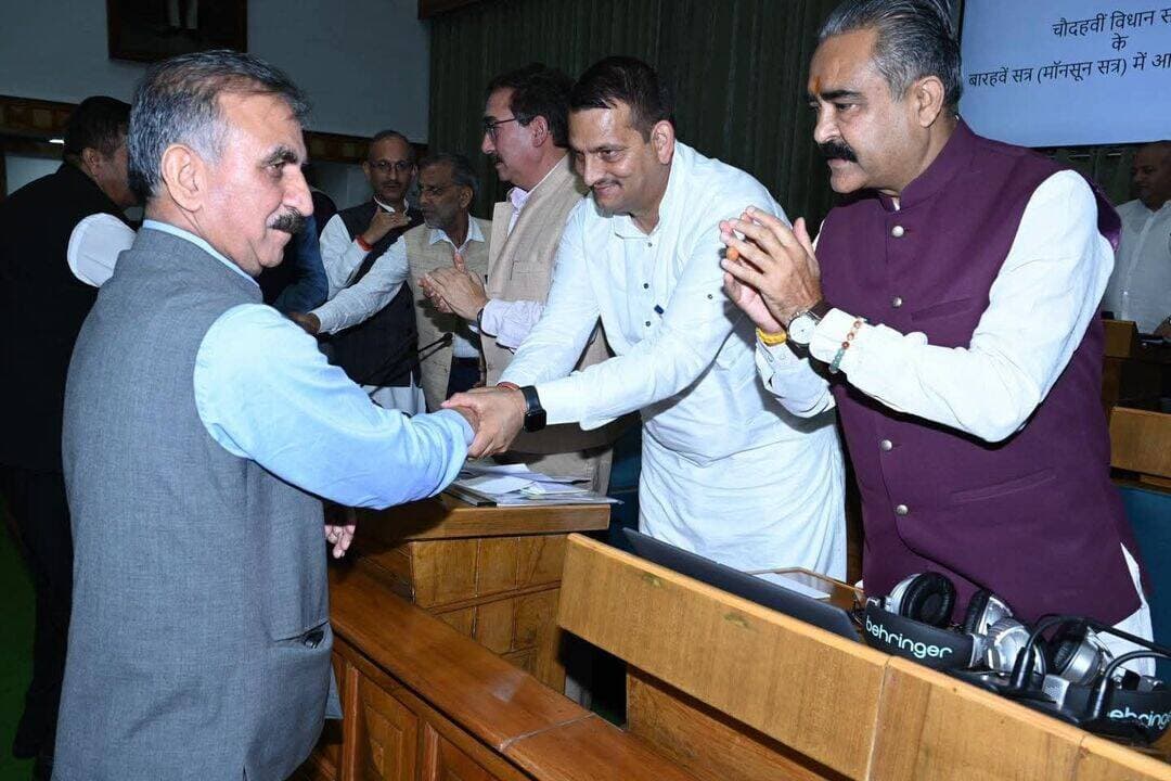 मॉनसून सत्र की कार्यवाही शुरू होने से पहले विपक्ष के विधायकों के साथ शिष्टाचार भेंट करते हुए
मुख्यमंत्री ठाकुर सुखविन्द्र सिंह सुक्खू