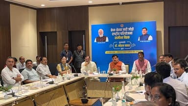 पन्ना-छतरपुर के अधिकारी प्रभावित गांवों के एक-एक घर पहुंचकर आदिवासी परिवारों की कठिनाइयों को समझें: मुख्यमंत्री डॉ. यादव
केन-बेतवा लिंक परियोजना से बुंदेलखंड में आएगा बड़ा बदलाव, विस्थापित परिवारों को सभी सुविधाएं दिलाने के निर्देश
खजुराहो में मुख्यमंत्री ने की केन-बेतवा लिंक परियोजना की समीक्षा
-------
मुख्यमंत्री Dr Mohan Yadav ने कहा कि राष्ट्रीय महत्व की केन-बेतवा लिंक परियोजना बुंदेलखंड के विकास में मील का पत्थर साबित होगी। परियोजना से क्षेत्र में सिंचाई, पेयजल और ऊर्जा के क्षेत्र में व्यापक बदलाव आएगा। उन्होंने कहा कि विकास के साथ प्रभावित और विस्थापित परिवारों के हितों का पूरा ध्यान रखना सरकार की प्राथमिकता है।
घर-घर पहुंचकर प्रभावित परिवारों की समस्याएं समझें अधिकारी
मुख्यमंत्री ने पन्ना एवं छतरपुर जिला प्रशासन को निर्देश दिए कि प्रभावित गांवों में अधिकारी घर-घर पहुंचकर परिवारों की वास्तविक स्थिति और समस्याओं को समझें। विशेष रूप से आदिवासी परिवारों की कठिनाइयों को संवेदनशीलता के साथ सुनकर उनका प्राथमिकता से निराकरण कराया जाए।
विस्थापित परिवारों को घर तक पहुंचाएं योजनाओं का लाभ
मुख्यमंत्री ने कहा कि विस्थापित परिवारों को शासन की पात्र योजनाओं का लाभ उनके घर तक पहुंचाया जाए। जहां परिवारों ने नए स्थान पर निवास बना लिया है, वहां स्कूल, आंगनवाड़ी, स्वास्थ्य केंद्र, सामुदायिक भवन सहित जरूरी मूलभूत सुविधाओं के लिए ठोस कार्ययोजना तैयार की जाए।
रूँझ-मझगांव परियोजना के प्रभावितों को अतिरिक्त राशि का शीघ्र भुगतान
मुख्यमंत्री ने पन्ना की रूँझ-मझगांव परियोजना में स्वीकृत अतिरिक्त राशि का प्रभावितों को शीघ्र भुगतान कराने के निर्देश दिए। जिन प्रभावितों के पास उम्र संबंधी दस्तावेज उपलब्ध नहीं हैं, उनकी आयु का निर्धारण मेडिकल परीक्षण के आधार पर करने को कहा।
परियोजना की नियमित मॉनिटरिंग और विभागों में बेहतर समन्वय के निर्देश
बैठक में प्रमुख सचिव जल संसाधन विभाग श्री संदीप यादव ने परियोजना की प्रगति का प्रस्तुतिकरण दिया। मुख्यमंत्री ने वीडियो कॉन्फ्रेसिंग से जुड़े जल संसाधन मंत्री श्री तुलसीराम सिलावट को परियोजना की उच्च प्राथमिकता के साथ गांव-गांव नियमित मॉनिटरिंग करने तथा संबंधित विभागों के बीच बेहतर समन्वय सुनिश्चित करने के निर्देश दिए।
जन चौपाल और जागरूकता यात्राओं से लोगों को परियोजना के लाभ बताएं
मुख्यमंत्री ने अधिकारियों से कहा कि प्रभावित क्षेत्रों में जन चौपाल और जागरूकता यात्राओं के माध्यम से लोगों को परियोजना से मिलने वाले लाभों की जानकारी दी जाए। मैदानी स्तर पर सकारात्मक गतिविधियां आयोजित कर लोगों की आशंकाओं और समस्याओं का समाधान किया जाए।
8.11 लाख हेक्टेयर में बढ़ेगी सिंचाई क्षमता, 44 लाख से अधिक लोगों को मिलेगा पेयजल
मुख्यमंत्री ने बताया कि परियोजना पूर्ण होने पर मध्यप्रदेश में लगभग 8.11 लाख हेक्टेयर क्षेत्र में सिंचाई क्षमता बढ़ेगी और 44 लाख से अधिक लोगों को पेयजल सुविधा का लाभ मिलेगा। परियोजना के तहत 103 मेगावाट जल विद्युत तथा 27 मेगावाट सौर ऊर्जा का उत्पादन भी प्रस्तावित है। बुंदेलखंड एवं मध्य भारत के पन्ना, दमोह, छतरपुर, टीकमगढ़, निवाड़ी, सागर, विदिशा, रायसेन, शिवपुरी और दतिया जिलों के 1,382 गांवों को इसका प्रत्यक्ष लाभ मिलने की उम्मीद है।
सम्मानजनक पुनर्वास के साथ विकास की मुख्यधारा से जुड़ेंगे प्रभावित परिवार
मुख्यमंत्री ने कहा कि केन-बेतवा लिंक परियोजना केवल जल संसाधन विकास की योजना नहीं, बल्कि बुंदेलखंड में आर्थिक और सामाजिक बदलाव का माध्यम है। सरकार का प्रयास है कि परियोजना से प्रभावित परिवारों का पुनर्वास सम्मानजनक ढंग से हो और उन्हें विकास की मुख्यधारा से जोड़ा जाए।
समीक्षा बैठक में जनप्रतिनिधियों में खजुराहो सांसद श्री वी.डी. शर्मा, वन एवं पर्यावरण राज्यमंत्री श्री दिलीप अहिरवार, पन्ना, छतरपुर, बिजावर, राजनगर विधायक सहित अन्य जनप्रतिनिधि उपस्थित रहे।
साथ ही प्रशासनिक अधिकारियों में मुख्य सचिव अशोक वर्णवाल, प्रमुख सचिव श्री संदीप यादव, सचिव (मुख्यमंत्री) डॉ. सुदाम खाड़े, सागर कमिश्नर श्री अनिल सुचारी, आईजी श्री मिथलेश शुक्ला, कलेक्टर छतरपुर श्री मृणाल मीना, कलेक्टर पन्ना श्रीमती ऊषा परमार सहित अन्य अधिकारी उपस्थित रहे।
CM Madhya Pradesh
Jansampark Madhya Pradesh
Department of Forest, Madhya Pradesh
Ministry of Jal Shakti, Department of Water Resources, RD & GR
Department of Water Resources, Madhya Pradesh
#chhatarpur #केन_बेतवा_लिंक_परियोजना