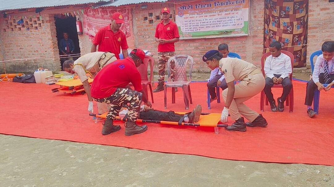 किशनगंज 12वीं वाहिनी सशस्त्र सीमा बल सीमा चौकी पैकटोला SSB जवानों ने आज दिनांक 21-08-2026 को कलियागंज स्कूल में आपातकालीन स्थिति में राहत व बचाव हेतू जागरूक कार्यक्रम का आयोजन किया,जिसमें शामिल हुए SSB जवानों के साथ बिहार पुलिस और अस्पताल कर्मी और स्कूली बच्चों के साथ भूकंप पर ज्वाइंट मॉक एक्सरसाइज किया जिसमें बताया गया और दिखाया गया आपातकालीन स्थिति में कैसे बचना है और कैसे बचाना है,जैसे कि प्राकृतिक आपदा भूकंप आने पर अगर घर ध्वस्त हो जाने पर कैसे बचा जा सकता है और कैसे बचाया जा सकता है, वही घर में अचानक आग लग जाने पर आप कैसे बच सकते हैं और बच सकते हैं और वही विभिन्न प्रकार के ज्वाइंट मॉक एक्सरसाइज के बारे में आम लोगों को जागरूक किया जिसमें SSB निरीक्षक/सामान्य- राकेश कुमार के नेतृत्व में जागरूक कार्यक्रम कराया गया वही इस राहत व बचाव कार्यक्रम में शामिल हुए करीब 460 व्यक्ति District Kishanganj Kishanganj Police Bihar Police SSB - Stuttgarter Straßenbahnen AG SSB Heart And Multispeciality Hospital Sashastra Seema Bal - SSB SSB Online Taiyari SSB Academy SSBCrack