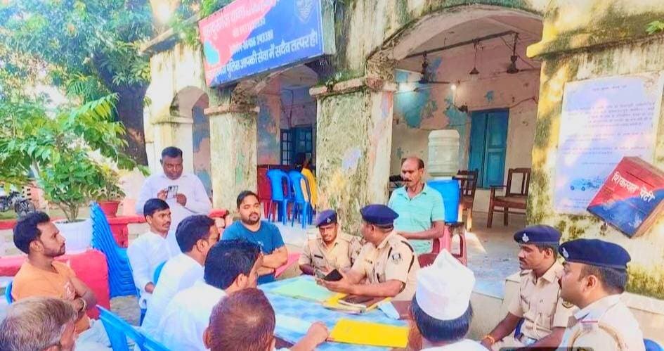 किशनगंज जिला के बहादुरगंज थाना परिसर में आज दिनांक 21.08.2026 को पुलिस कप्तान संतोष कुमार के निर्देशानुसार शांति समिति बैठक आयोजन हुआ, जानकारी अनुसार आगामी मिलाद-उद-नवी पर्व-2026 के अवसर पर निकलने वाले जुलूस को लेकर बहादुरगंज थाना परिसर में स्थानीय जनप्रतिनिधियों, गणमान्य व्यक्तियों एवं पत्रकार बंधुओं के साथ शांति समिति बैठक का आयोजन किया गया।
बैठक में पर्व को शांतिपूर्ण एवं सौहार्दपूर्ण वातावरण में संपन्न कराने हेतु विधि-व्यवस्था, सुरक्षा एवं यातायात व्यवस्था सहित अन्य महत्वपूर्ण बिंदुओं पर विचार-विमर्श किया गया।
#viralpost #viralreelschallenge #viralchallenge #vacaciones #venezuela #videogames #viralreels #2026Goals #newyork #BigBreaking
