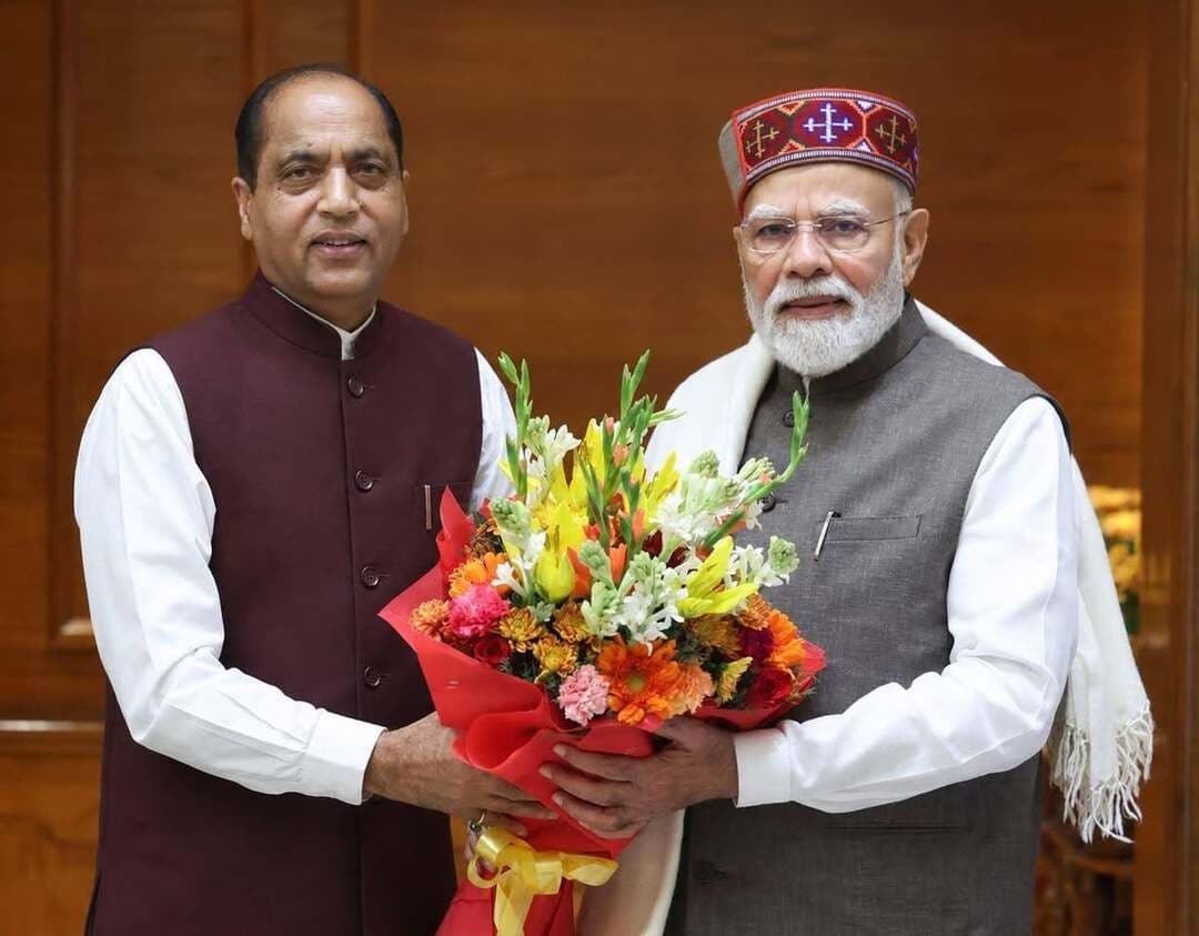 प्रधानमंत्री नरेंद्र मोदी से मिले नेता प्रतिपक्ष जयराम ठाकुर, हिमाचल प्रदेश के महत्वपूर्ण विषयों एवं वर्तमान परिस्थितियों पर की विस्तृत चर्चा, प्राप्त किया मार्गदर्शन
पूर्व राष्ट्रीय अध्यक्ष एवं केंद्रीय मंत्री जगत प्रकाश नड्डा से भी की आत्मीय भेंट, कुशलक्षेम जाना और हिमाचल से जुड़े विभिन्न विषयों पर किया विचार-विमर्श
शिमला, 21 अगस्त 2026। हिमाचल प्रदेश के नेता प्रतिपक्ष एवं पूर्व मुख्यमंत्री जयराम ठाकुर ने आज नई दिल्ली में प्रधानमंत्री नरेंद्र मोदी से भेंट की। इस दौरान उन्होंने हिमाचल प्रदेश से जुड़े अनेक महत्वपूर्ण विषयों, प्रदेश की वर्तमान परिस्थितियों तथा विकास से संबंधित मुद्दों पर प्रधानमंत्री के साथ विस्तृत चर्चा की और उनका मार्गदर्शन प्राप्त किया।
जयराम ठाकुर ने प्रधानमंत्री नरेंद्र मोदी को हिमाचल प्रदेश की वर्तमान परिस्थितियों से अवगत करवाते हुए प्रदेश के विकास से जुड़े विभिन्न विषयों पर चर्चा की। उन्होंने कहा कि प्रधानमंत्री नरेंद्र मोदी का हिमाचल प्रदेश के प्रति सदैव विशेष स्नेह रहा है और केंद्र सरकार ने हर परिस्थिति में हिमाचल के हितों एवं विकास को प्राथमिकता दी है।
उन्होंने कहा कि प्रधानमंत्री नरेंद्र मोदी के नेतृत्व में केंद्र सरकार द्वारा हिमाचल प्रदेश में सड़क, स्वास्थ्य, शिक्षा, रेल, आधारभूत ढांचा एवं अन्य क्षेत्रों में अनेक महत्वपूर्ण परियोजनाओं को आगे बढ़ाया गया है। केंद्र की विभिन्न जनकल्याणकारी योजनाओं का लाभ भी प्रदेश के लाखों परिवारों को मिल रहा है।
जयराम ठाकुर ने कहा कि प्रधानमंत्री नरेंद्र मोदी से मुलाकात के दौरान हिमाचल प्रदेश से जुड़े महत्वपूर्ण विषयों पर उनका मार्गदर्शन प्राप्त हुआ। प्रधानमंत्री का हिमाचल के प्रति लगाव और प्रदेश के विकास को लेकर उनकी प्रतिबद्धता सदैव प्रेरणा प्रदान करती है।
उन्होंने प्रधानमंत्री का हिमाचल प्रदेश को निरंतर सहयोग एवं मार्गदर्शन प्रदान करने के लिए आभार भी व्यक्त किया।
हिमाचल के हितों की आवाज केंद्र के समक्ष मजबूती से उठाते रहेंगे
नेता प्रतिपक्ष ने कहा कि हिमाचल प्रदेश भौगोलिक परिस्थितियों की दृष्टि से एक विशेष राज्य है और यहां विकास की चुनौतियां भी अन्य राज्यों से अलग हैं। इसलिए प्रदेश के विकास के लिए केंद्र और राज्य के बीच बेहतर समन्वय अत्यंत आवश्यक है।
उन्होंने कहा कि भाजपा ने सरकार में रहते हुए भी केंद्र सरकार के सहयोग से हिमाचल के विकास को गति दी और आज विपक्ष में रहते हुए भी पार्टी प्रदेश के हितों से जुड़े प्रत्येक महत्वपूर्ण विषय को केंद्र सरकार के समक्ष मजबूती से रख रही है।
जयराम ठाकुर ने कहा कि प्रधानमंत्री नरेंद्र मोदी के नेतृत्व में भारत तेजी से विकास के पथ पर आगे बढ़ रहा है और हिमाचल प्रदेश भी इस विकास यात्रा का महत्वपूर्ण भागीदार है। केंद्र सरकार के सहयोग से प्रदेश में अनेक महत्वाकांक्षी परियोजनाओं को धरातल पर उतारा गया है और भविष्य में भी हिमाचल के विकास को नई गति मिलेगी।
जगत प्रकाश नड्डा से की आत्मीय भेंट, जाना कुशलक्षेम
नई दिल्ली प्रवास के दौरान नेता प्रतिपक्ष जयराम ठाकुर ने भाजपा के पूर्व राष्ट्रीय अध्यक्ष एवं केंद्रीय मंत्री जगत प्रकाश नड्डा से भी आत्मीय भेंट की और उनका कुशलक्षेम जाना।
इस अवसर पर दोनों नेताओं के बीच हिमाचल प्रदेश से जुड़े विभिन्न विषयों पर चर्चा हुई। जयराम ठाकुर ने कहा कि जगत प्रकाश नड्डा का हिमाचल प्रदेश के विकास और संगठन को मजबूत बनाने में महत्वपूर्ण योगदान रहा है तथा उनका अनुभव और मार्गदर्शन सदैव कार्यकर्ताओं के लिए प्रेरणादायी रहा है।
उन्होंने कहा कि हिमाचल प्रदेश को केंद्र सरकार और केंद्रीय नेतृत्व का निरंतर सहयोग प्राप्त हो रहा है। भाजपा का प्रत्येक नेता और कार्यकर्ता प्रदेश के हित, जनकल्याण और विकास के लिए पूरी प्रतिबद्धता के साथ कार्य कर रहा है।
जयराम ठाकुर ने कहा कि प्रधानमंत्री नरेंद्र मोदी और केंद्रीय नेतृत्व का मार्गदर्शन हिमाचल भाजपा को नई ऊर्जा प्रदान करता है। प्रदेश की जनता के हितों से जुड़े विषयों को हर उचित मंच पर उठाना और हिमाचल के विकास के लिए निरंतर प्रयास करना भाजपा की प्राथमिकता है।
