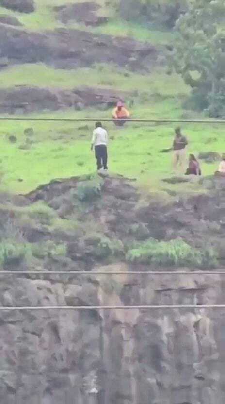 बेटे ने पहाड़ी से लगाई छलांग, रोकने गए पिता भी फिसले
तो सदमे में मां भी कूदी
महाराष्ट्र के छत्रपति संभाजीनगर के वाळूज एमआईडीसी क्षेत्र स्थित खवल्या पहाड़ी पर एक अत्यंत दुखद और दिल दहला देने वाली घटना सामने आई है
नया मोबाइल फोन खरीदने की मांग को लेकर परिजनों से हुए विवाद के बाद 19 वर्षीय युवक कुणाल चांदगुडे सुबह करीब 10 बजे पहाड़ी पर चढ़ गया और छलांग लगाने की धमकी देने लगा
करीब तीन घंटे तक पुलिस, फायर ब्रिगेड और ग्रामीणों ने उसे समझाने की कोशिश की
दोपहर करीब 1 बजे जब पिता मुरलीधर ने बेटे को पकड़कर खींचने का प्रयास किया, तो संतुलन बिगड़ने से दोनों गहरी खाई में जा गिरे.
अपनी आंखों के सामने पति और बेटे की मौत देखकर स्तब्ध मां संगीता ने भी पहाड़ी से छलांग लगा दी।
#nonfollowers #follower