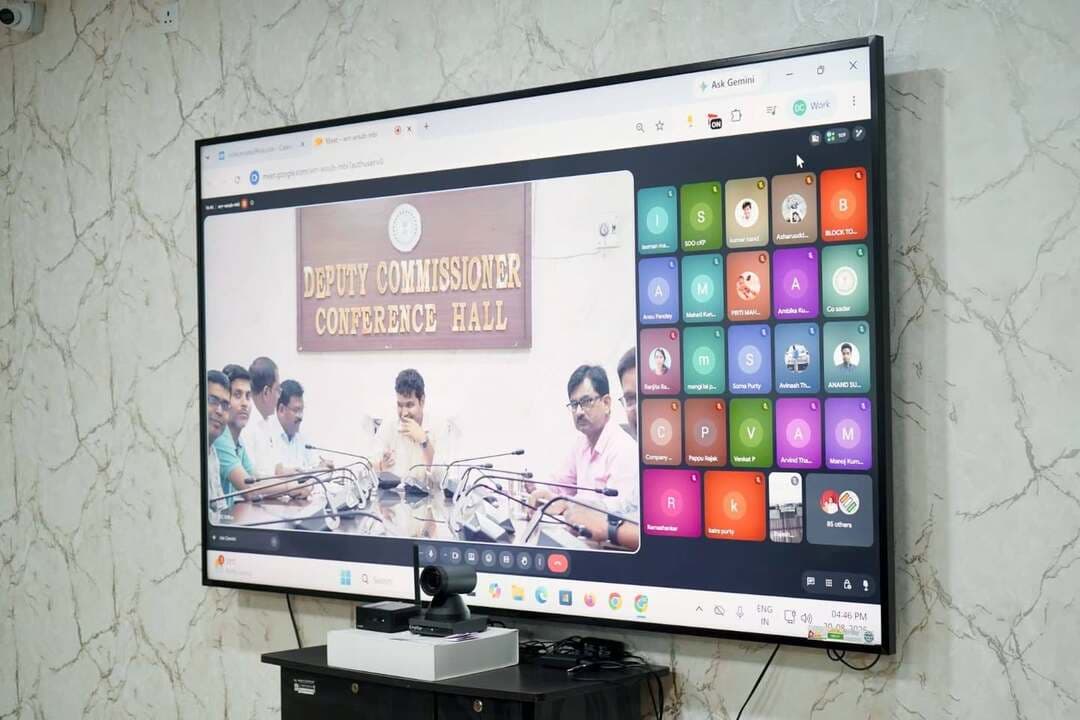 प्रारूप मतदाता सूची में नाम, पता एवं अन्य प्रविष्टियों की जांच कर समय पर कराएं सुधार- जिला निर्वाचन पदाधिकारी*
=================
पश्चिमी सिंहभूम जिला समाहरणालय स्थित सभागार में जिला निर्वाचन पदाधिकारी-सह-उपायुक्त श्री मनीष कुमार की अध्यक्षता में विशेष संक्षिप्त पुनरीक्षण कार्यक्रम-2026 के तहत तदर्थ बैठक का आयोजन किया गया। बैठक में वर्तमान में संचालित विशेष गहन पुनरीक्षण के अंतर्गत दावा-आपत्ति के निराकरण तथा आगामी अर्हता तिथि के आधार पर नए मतदाताओं का नाम मतदाता सूची में शामिल किए जाने की प्रक्रिया की विस्तृत समीक्षा की गई। इस दौरान जिला निर्वाचन पदाधिकारी ने संबंधित पदाधिकारियों एवं कर्मियों को निर्वाचन आयोग के दिशा-निर्देशों के अनुरूप सभी दावों एवं आपत्तियों का नियमानुसार, पारदर्शी एवं समयबद्ध तरीके से निष्पादन सुनिश्चित करने का निर्देश दिया।
बैठक में बताया गया कि वर्तमान में एसआईआर के तहत प्रकाशित प्रारूप मतदाता सूची से संबंधित दावा एवं आपत्ति के निराकरण की प्रक्रिया संचालित है। साथ ही 1 अक्टूबर 2026 तक 18 वर्ष की आयु पूर्ण करने वाले पात्र युवाओं को मतदाता सूची में शामिल करने की प्रक्रिया भी जारी है। जिला निर्वाचन पदाधिकारी ने निर्देशित किया कि जिले के सभी 1387 मतदान केंद्रों के पोषित क्षेत्र में ऐसे सभी पात्र युवाओं की पहचान सुनिश्चित की जाए, जो निर्धारित अर्हता तिथि तक 18 वर्ष की आयु पूर्ण कर रहे हैं। किसी भी पात्र युवा का नाम मतदाता सूची में शामिल होने से वंचित न रहे, इसके लिए बूथ स्तर तक विशेष रूप से सक्रियता के साथ कार्य करने का निर्देश दिया गया।
उन्होंने कहा कि नए मतदाताओं का नाम मतदाता सूची में शामिल करने के लिए प्रपत्र-6 प्राप्त किया जाए। पात्र नागरिक अपनी सुविधा के अनुसार प्रपत्र-6 ऑनलाइन अथवा ऑफलाइन माध्यम से जमा कर सकते हैं। संबंधित निर्वाचक निबंधन पदाधिकारी, सहायक निर्वाचक निबंधन पदाधिकारी, बूथ लेवल पदाधिकारी एवं निर्वाचन कार्य से जुड़े अन्य कर्मियों को प्राप्त प्रपत्रों की आवश्यक जांच करते हुए नियमानुसार कार्रवाई सुनिश्चित करने को कहा गया।
जिला निर्वाचन पदाधिकारी श्री मनीष कुमार ने स्पष्ट निर्देश दिया कि मतदाता सूची के विशेष पुनरीक्षण से संबंधित सभी गतिविधियों को सर्वोच्च प्राथमिकता दी जाए। प्राप्त प्रपत्रों का केवल औपचारिक निष्पादन नहीं, बल्कि दस्तावेजों एवं पात्रता की समुचित जांच के उपरांत नियमसंगत कार्रवाई सुनिश्चित की जाए। उन्होंने कहा कि निर्वाचन प्रक्रिया की विश्वसनीयता मतदाता सूची की शुद्धता एवं अद्यतन स्थिति पर निर्भर करती है। इसलिए प्रत्येक स्तर पर सावधानी, पारदर्शिता एवं जवाबदेही के साथ कार्य किया जाना आवश्यक है।
बैठक के दौरान उपायुक्त ने जिले के मतदाताओं से अपील करते हुए कहा कि 5 अगस्त 2026 को प्रकाशित प्रारूप मतदाता सूची में प्रत्येक नागरिक स्वयं अपना नाम तथा अपने परिवार के सभी सदस्यों के नाम की अनिवार्य रूप से जांच करें। मतदाता यह भी सुनिश्चित करें कि उनका नाम सही मतदान केंद्र एवं सही पोषित क्षेत्र में दर्ज है। यदि एक ही परिवार के सदस्यों के नाम अलग-अलग मतदान केंद्रों पर दर्ज हैं और वे एक ही स्थान पर निवास करते हैं, तो निर्धारित प्रक्रिया के तहत प्रपत्र-8 के माध्यम से आवश्यक सुधार के लिए आवेदन किया जा सकता है, ताकि पात्र परिवार के सदस्यों का नाम नियमानुसार एक ही मतदान केंद्र से संबंधित किया जा सके।
उन्होंने यह भी कहा कि प्रारूप मतदाता सूची की जांच के दौरान यदि नाम, पता, आयु, फोटो, संबंध, मतदान केंद्र अथवा किसी अन्य प्रविष्टि में किसी प्रकार की त्रुटि या विसंगति पाई जाती है, तो निर्धारित प्रपत्र के माध्यम से समय रहते उसमें सुधार कराया जा सकता है। उन्होंने जिले के सभी मतदाताओं से आग्रह किया कि वे अंतिम मतदाता सूची के प्रकाशन की प्रतीक्षा न करें, बल्कि वर्तमान प्रारूप सूची का अवलोकन कर किसी भी त्रुटि अथवा आपत्ति की स्थिति में निर्धारित अवधि के भीतर आवश्यक दावा या आपत्ति प्रस्तुत करें।
उपायुक्त ने पदाधिकारियों को निर्देशित किया कि मतदाता सूची से संबंधित प्राप्त आवेदनों एवं दावा-आपत्तियों का नियमानुसार सत्यापन कर निष्पादन किया जाए। साथ ही बूथ स्तर पर कार्यरत पदाधिकारियों एवं कर्मियों को अपने-अपने क्षेत्र में पात्र नए मतदाताओं, विशेषकर 18 वर्ष की आयु पूर्ण करने वाले युवाओं के बीच जागरूकता बढ़ाने तथा उन्हें मतदाता सूची में नाम दर्ज कराने की प्रक्रिया की जानकारी उपलब्ध कराने को कहा गया। उन्होंने यह सुनिश्चित करने पर विशेष बल दिया कि कोई भी पात्र नागरिक तकनीकी अथवा जानकारी के अभाव में मतदाता सूची में नाम दर्ज कराने से वंचित न रहे।
बैठक में जिला निर्वाचन पदाधिकारी ने सभी संबंधित पदाधिकारियों को आपसी समन्वय के साथ कार्य करते हुए विशेष संक्षिप्त पुनरीक्षण कार्यक्रम-2026 के निर्धारित लक्ष्यों को प्रभावी ढंग से पूरा करने का निर्देश दिया। उन्होंने कहा कि निर्वाचन कार्य में किसी भी स्तर पर लापरवाही स्वीकार्य नहीं होगी तथा सभी संबंधित पदाधिकारी एवं कर्मी प्राप्त प्रपत्रों, दावा-आपत्तियों एवं अन्य निर्वाचन संबंधी आवेदनों का नियमानुसार गुणवत्तापूर्ण एवं समयबद्ध निष्पादन सुनिश्चित करें।
बैठक में अपर उपायुक्त श्री किस्टो कुमार बेसरा, उप निर्वाचन पदाधिकारी श्री बंधन लांग, जिला भू-अर्जन पदाधिकारी श्री जयप्रकाश नारायण सहित अन्य संबंधित पदाधिकारी भौतिक रूप से उपस्थित रहे। वहीं जिले के सभी निर्वाचक निबंधन पदाधिकारी, सहायक निर्वाचक निबंधन पदाधिकारी, अतिरिक्त निर्वाचक निबंधन पदाधिकारी, बूथ लेवल पदाधिकारी, बूथ सुपरवाइजर तथा निर्वाचन कार्य से जुड़े ऑपरेटरों ने वर्चुअल माध्यम से बैठक में भाग लिया।
