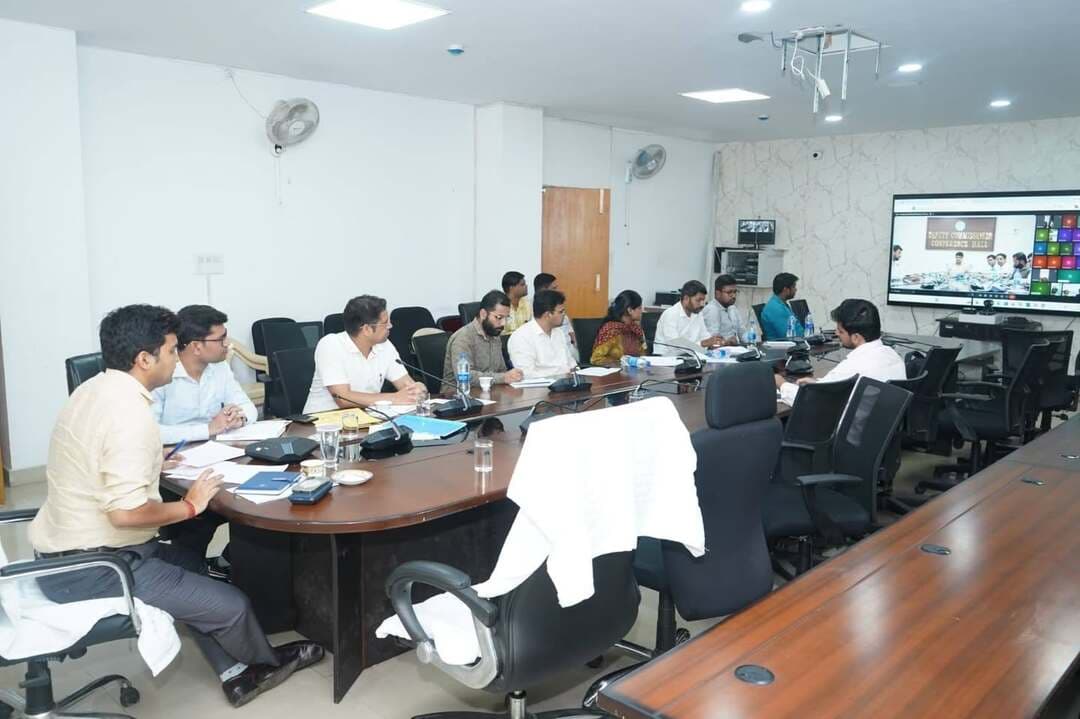 शिक्षा व्यवस्था में गुणवत्ता एवं अनुशासन को लेकर उपायुक्त ने दिए स्पष्ट निर्देश
पश्चिमी सिंहभूम जिला समाहरणालय स्थित सभागार में उपायुक्त श्री मनीष कुमार की अध्यक्षता में शिक्षा विभाग से संबंधित समीक्षा बैठक आयोजित की गई। बैठक में जिला शिक्षा पदाधिकारी श्री प्रिंस कुमार, जिला शिक्षा अधीक्षक श्री प्रवीण कुमार सहित शिक्षा विभाग के अन्य संबंधित पदाधिकारी उपस्थित रहे। जिले के सभी बीआरपी एवं सीआरपी ने वर्चुअल माध्यम से बैठक में भाग लिया। बैठक के दौरान उपायुक्त ने जिले के सरकारी विद्यालयों में शैक्षणिक व्यवस्था, शिक्षकों एवं विद्यार्थियों की उपस्थिति, मध्याह्न भोजन योजना सहित विभिन्न शैक्षणिक गतिविधियों की प्रगति की विस्तृत समीक्षा की तथा संबंधित अधिकारियों को गुणवत्तापूर्ण एवं प्रभावी क्रियान्वयन सुनिश्चित करने के लिए स्पष्ट दिशा-निर्देश दिए।
समीक्षा के क्रम में उपायुक्त ने विद्यालयों में शिक्षकों की नियमित एवं समयबद्ध उपस्थिति को विशेष रूप से गंभीरता से लेते हुए निर्देश दिया कि सभी शिक्षक अनिवार्य रूप से अपनी उपस्थिति दर्ज करना सुनिश्चित करें। उन्होंने कहा कि विद्यालयों में शिक्षकों की उपस्थिति सीधे तौर पर शिक्षण व्यवस्था की गुणवत्ता से जुड़ी है। किसी भी स्तर पर अनियमितता अथवा लापरवाही पाए जाने पर नियमानुसार कार्रवाई सुनिश्चित की जाए। उन्होंने बीआरपी, सीआरपी एवं संबंधित पदाधिकारियों को विद्यालयों का नियमित अनुश्रवण करते हुए वास्तविक स्थिति की जानकारी प्राप्त करने का भी निर्देश दिया।
उपायुक्त ने विद्यार्थियों की उपस्थिति को लेकर भी स्पष्ट निर्देश देते हुए कहा कि किसी भी परिस्थिति में विद्यालयों में बच्चों की उपस्थिति में गिरावट नहीं आनी चाहिए। विद्यालय से अनुपस्थित रहने वाले विद्यार्थियों के कारणों की जानकारी लेते हुए आवश्यक स्तर पर अभिभावकों से समन्वय स्थापित कर बच्चों की नियमित उपस्थिति सुनिश्चित की जाए। उन्होंने कहा कि बच्चों की नियमित उपस्थिति केवल विद्यालय आने तक सीमित विषय नहीं है, बल्कि यह उनके शैक्षणिक विकास एवं सीखने के परिणामों से सीधे जुड़ा हुआ है। इसलिए विद्यालय स्तर से लेकर प्रखंड एवं जिला स्तर तक इसकी सतत निगरानी आवश्यक है।
बैठक में मध्याह्न भोजन योजना की भी समीक्षा की गई। उपायुक्त ने निर्देश दिया कि विद्यालयों में मध्याह्न भोजन का संचालन निर्धारित मानकों एवं नियमों के अनुरूप कुशलतापूर्वक सुनिश्चित किया जाए। बच्चों को समय पर गुणवत्तापूर्ण एवं पौष्टिक भोजन उपलब्ध हो, इसकी नियमित निगरानी की जाए। उन्होंने संबंधित पदाधिकारियों एवं क्षेत्रीय कर्मियों को विद्यालयों का निरीक्षण कर मध्याह्न भोजन के संचालन, स्वच्छता, भोजन की गुणवत्ता तथा बच्चों को उपलब्ध कराए जा रहे भोजन की स्थिति का जायजा लेने का निर्देश दिया।
बैठक के दौरान उपायुक्त श्री मनीष कुमार ने शिक्षा विभाग के पदाधिकारियों को मतदाता जागरूकता एवं मतदाता सूची के विशेष पुनरीक्षण कार्य में विद्यालयों की सक्रिय भूमिका सुनिश्चित करने का निर्देश दिया। उन्होंने कहा कि विद्यालयों में अध्ययनरत ऐसे सभी छात्र-छात्राओं की पहचान की जाए, जो 18 वर्ष की आयु पूर्ण कर चुके हैं अथवा 1 अक्टूबर 2026 को 18 वर्ष की आयु पूर्ण करने वाले हैं। ऐसे सभी योग्य विद्यार्थियों का नाम मतदाता सूची में दर्ज कराने के लिए विद्यालय स्तर पर विशेष पहल की जाए। उन्होंने स्पष्ट निर्देश दिया कि कोई भी पात्र विद्यार्थी मतदाता सूची में नाम दर्ज कराने से वंचित नहीं रहना चाहिए।
उपायुक्त ने कहा कि विद्यालय लोकतांत्रिक जागरूकता के निर्माण का महत्वपूर्ण केंद्र हैं। इसलिए योग्य विद्यार्थियों को मतदाता पंजीकरण की प्रक्रिया, पात्रता एवं आवश्यक प्रक्रिया के संबंध में जानकारी उपलब्ध कराते हुए उनके नाम मतदाता सूची में दर्ज कराने के लिए संबंधित पदाधिकारियों के साथ समन्वय स्थापित किया जाए। उन्होंने इस कार्य की प्रगति की नियमित समीक्षा करने तथा पात्र विद्यार्थियों का शत-प्रतिशत पंजीकरण सुनिश्चित करने पर विशेष जोर दिया।
बैठक में छात्राओं के कल्याण से जुड़ी योजनाओं की भी समीक्षा की गई। उपायुक्त ने निर्देश दिया कि विद्यालयों में अध्ययनरत सभी पात्र छात्राओं को सावित्रीबाई फुले किशोरी समृद्धि योजना का लाभ दिलाना सुनिश्चित किया जाए। उन्होंने कहा कि पात्र छात्राओं की पहचान कर उनके आवेदन एवं योजना से संबंधित आवश्यक प्रक्रिया को समयबद्ध तरीके से पूरा कराया जाए, ताकि किसी भी योग्य छात्रा को योजना के लाभ से वंचित न होना पड़े। उन्होंने संबंधित पदाधिकारियों को विद्यालय स्तर पर योजना की जानकारी पहुंचाने तथा पात्र लाभुकों के आवेदन की स्थिति की नियमित निगरानी करने का निर्देश दिया।
इसके अलावा उपायुक्त ने वर्तमान में संचालित उन्नति का पहिया साइकिल वितरण योजना की भी समीक्षा की। उन्होंने निर्देश दिया कि योजना के तहत निर्धारित पात्र विद्यार्थियों को साइकिल उपलब्ध कराने की प्रक्रिया में किसी प्रकार की अनावश्यक देरी नहीं होनी चाहिए। उन्होंने संबंधित पदाधिकारियों को लाभुक विद्यार्थियों की सूची, वितरण की स्थिति एवं लंबित मामलों की नियमित समीक्षा करते हुए योजना का शत-प्रतिशत क्रियान्वयन सुनिश्चित करने का निर्देश दिया।
उपायुक्त श्री मनीष कुमार ने स्पष्ट कहा कि शिक्षा विभाग से संबंधित सभी योजनाओं एवं कार्यक्रमों का उद्देश्य केवल लक्ष्य प्राप्त करना नहीं, बल्कि उसका वास्तविक लाभ विद्यालयों एवं विद्यार्थियों तक पहुंचाना है। उन्होंने पदाधिकारियों को निर्देशित किया कि विद्यालयों की नियमित मॉनिटरिंग, समस्याओं का त्वरित समाधान तथा योजनाओं के प्रभावी क्रियान्वयन को प्राथमिकता दी जाए। उन्होंने बीआरपी एवं सीआरपी को क्षेत्र भ्रमण के दौरान विद्यालयों की वास्तविक स्थिति का आकलन करते हुए आवश्यक सुधारात्मक कार्रवाई सुनिश्चित करने को कहा।
बैठक के अंत में उपायुक्त ने सभी संबंधित पदाधिकारियों एवं क्षेत्रीय कर्मियों को आपसी समन्वय के साथ कार्य करते हुए जिले की शिक्षा व्यवस्था को और अधिक प्रभावी एवं गुणवत्तापूर्ण बनाने का निर्देश दिया। उन्होंने विशेष रूप से शिक्षक एवं विद्यार्थी उपस्थिति, मध्याह्न भोजन, योग्य विद्यार्थियों के मतदाता पंजीकरण, पात्र छात्राओं को सावित्रीबाई फुले किशोरी समृद्धि योजना का लाभ तथा उन्नति का पहिया साइकिल वितरण योजना के शत-प्रतिशत क्रियान्वयन को सर्वोच्च प्राथमिकता के साथ पूरा करने पर जोर दिया।