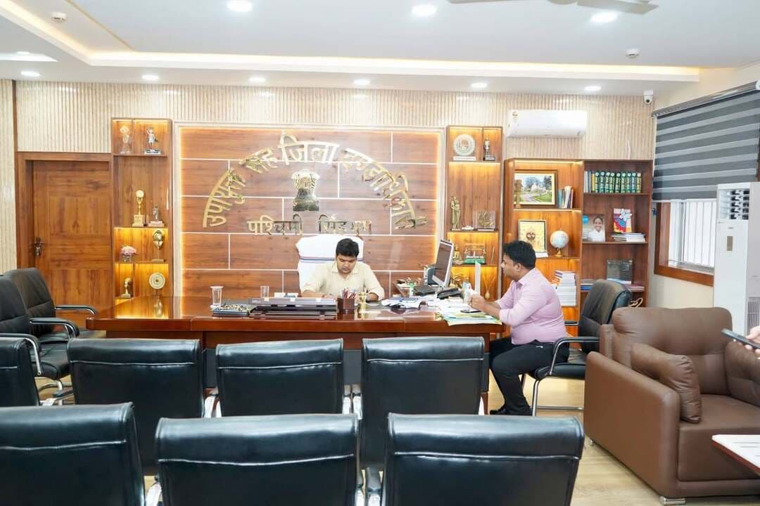 जिले में 11 निर्धारित रूटों पर 17 वाहनों का हो रहा परिचालन, एक रूट परिवर्तन आवेदन पर भी हुई चर्चा
पश्चिमी सिंहभूम जिला समाहरणालय स्थित प्रकोष्ठ में उपायुक्त श्री मनीष कुमार की अध्यक्षता में मुख्यमंत्री ग्राम गाड़ी योजना से संबंधित बैठक आयोजित की गई। बैठक में जिला परिवहन पदाधिकारी श्री गौतम कुमार उपस्थित रहे। बैठक के दौरान मुख्यमंत्री ग्राम गाड़ी योजना के अंतर्गत प्राप्त आवेदनों की समीक्षा करते हुए निर्धारित मानकों एवं आवश्यक प्रक्रियाओं के अनुरूप 4 नए वाहनों के संचालन से संबंधित आवेदनों को स्वीकृति प्रदान की गई। इसके साथ ही एक वाहन के रूट परिवर्तन से संबंधित आवेदन पर भी विस्तारपूर्वक विचार-विमर्श किया गया।
बैठक में उपायुक्त श्री मनीष कुमार ने मुख्यमंत्री ग्राम गाड़ी योजना के उद्देश्यों की समीक्षा करते हुए कहा कि योजना का मुख्य उद्देश्य ग्रामीण एवं सुदूरवर्ती क्षेत्रों के लोगों को सुगम, सुलभ एवं नियमित परिवहन सुविधा उपलब्ध कराना है। विशेष रूप से ऐसे ग्रामीण क्षेत्र, जहां सार्वजनिक परिवहन की सुविधा सीमित है, वहां इस योजना के माध्यम से आवागमन की बेहतर व्यवस्था सुनिश्चित करने पर विशेष ध्यान दिया जा रहा है। उन्होंने संबंधित अधिकारियों को निर्देशित किया कि योजना के तहत स्वीकृत वाहनों का संचालन निर्धारित रूट एवं निर्धारित शर्तों के अनुरूप नियमित रूप से सुनिश्चित कराया जाए, ताकि ग्रामीण क्षेत्र के लोगों को इसका वास्तविक लाभ मिल सके।
बैठक में बताया गया कि पश्चिमी सिंहभूम जिले में मुख्यमंत्री ग्राम गाड़ी योजना के तहत वर्तमान में कुल 11 निर्धारित रूटों पर 17 वाहनों का परिचालन किया जा रहा है। योजना के माध्यम से जिले के ग्रामीण एवं सुदूरवर्ती क्षेत्रों को प्रखंड एवं जिला मुख्यालय सहित अन्य महत्वपूर्ण स्थानों से जोड़ने का कार्य किया जा रहा है। इससे ग्रामीणों, विद्यार्थियों, श्रमिकों, किसानों, महिलाओं, बुजुर्गों एवं अन्य आम नागरिकों को आवागमन में सुविधा मिल रही है।
बैठक के दौरान प्राप्त नए आवेदनों की पात्रता, प्रस्तावित रूट, निर्धारित मापदंडों तथा योजना के प्रावधानों के अनुरूप समीक्षा की गई। समीक्षा के उपरांत 4 नए वाहनों के संचालन संबंधी आवेदनों को स्वीकृति प्रदान की गई। वहीं, एक रूट परिवर्तन आवेदन पर संबंधित क्षेत्र की परिवहन आवश्यकता, यात्रियों की सुविधा एवं निर्धारित नियमों के आलोक में विचार-विमर्श किया गया।
उपायुक्त ने कहा कि मुख्यमंत्री ग्राम गाड़ी योजना ग्रामीण क्षेत्रों में परिवहन व्यवस्था को सुदृढ़ करने की दिशा में एक महत्वपूर्ण पहल है। उन्होंने अधिकारियों को निर्देश दिया कि योजना के अंतर्गत संचालित वाहनों की नियमित निगरानी की जाए तथा यह सुनिश्चित किया जाए कि स्वीकृत रूट पर निर्धारित समय एवं नियमों के अनुरूप वाहनों का परिचालन हो। उन्होंने आम नागरिकों को योजना का अधिकाधिक लाभ उपलब्ध कराने के लिए आवश्यक समन्वय एवं प्रभावी अनुश्रवण पर भी बल दिया।
जिला प्रशासन द्वारा मुख्यमंत्री ग्राम गाड़ी योजना के माध्यम से जिले के दूरस्थ एवं ग्रामीण क्षेत्रों में परिवहन सुविधा के विस्तार को प्राथमिकता दी जा रही है, ताकि लोगों को आवागमन के लिए बेहतर विकल्प उपलब्ध हो सके और आवश्यक सेवाओं, शिक्षा, स्वास्थ्य, बाजार एवं प्रशासनिक केंद्रों तक उनकी पहुंच सुगम हो। नए वाहनों के संचालन की स्वीकृति से योजना के दायरे को और विस्तार मिलने की उम्मीद है।