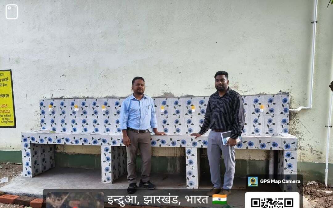 *प्रोजेक्ट प्राण के तहत पंचायत सचिवालय, विद्यालय एवं आंगनबाड़ी केंद्रों में सुविधाओं का विस्तार*
--------------------------
*15वें वित्त आयोग मद से फेवर ब्लॉक एवं हैंड वॉश यूनिट का निर्माण, सौंदर्यीकरण पर भी विशेष जोर*
=================
पश्चिमी सिंहभूम जिले में ग्रामीण क्षेत्रों में मूलभूत नागरिक सुविधाओं को सुदृढ़ करने एवं सार्वजनिक परिसरों को बेहतर स्वरूप प्रदान करने के उद्देश्य से प्रोजेक्ट प्राण के तहत विभिन्न स्तरों पर कार्य किए जा रहे हैं। उपायुक्त श्री मनीष कुमार के मार्गदर्शन में जिले के पंचायत सचिवालय परिसरों, सरकारी विद्यालयों एवं आंगनबाड़ी केंद्रों में आवश्यक आधारभूत सुविधाओं के विकास के साथ-साथ परिसर के सौंदर्यीकरण और स्वच्छता को प्राथमिकता दी जा रही है। प्रोजेक्ट प्राण के अंतर्गत 15वें वित्त आयोग मद से पंचायत सचिवालय परिसर, विद्यालयों एवं आंगनबाड़ी केंद्रों में फेवर ब्लॉक लगाने तथा हैंड वॉश यूनिट के निर्माण का कार्य कराया जा रहा है। इन कार्यों का उद्देश्य संबंधित परिसरों को अधिक व्यवस्थित, स्वच्छ, उपयोगी एवं सुविधाजनक बनाना है, ताकि ग्रामीण क्षेत्र के लोगों, विद्यार्थियों, बच्चों एवं पंचायत स्तर पर आने वाले आमजनों को बेहतर वातावरण उपलब्ध हो सके।
पंचायत सचिवालय ग्रामीण स्तर पर प्रशासनिक एवं जनसेवा गतिविधियों का महत्वपूर्ण केंद्र है। ऐसे में पंचायत सचिवालय परिसरों को सुव्यवस्थित एवं आकर्षक बनाने के लिए वहां आवागमन वाले स्थानों पर फेवर ब्लॉक का निर्माण कराया जा रहा है। इससे परिसर में जलजमाव एवं कीचड़ जैसी समस्याओं को कम करने में मदद मिलेगी तथा बरसात के मौसम में भी आमजनों के आवागमन को सुगम बनाया जा सकेगा। साथ ही पंचायत सचिवालय परिसर के समुचित उपयोग एवं रख-रखाव को बढ़ावा मिलेगा।
सरकारी विद्यालयों में भी बच्चों के लिए स्वच्छ एवं सुरक्षित वातावरण उपलब्ध कराने की दिशा में विशेष ध्यान दिया जा रहा है। विद्यालय परिसर में फेवर ब्लॉक के माध्यम से आवश्यक स्थानों का सुदृढ़ीकरण तथा हैंड वॉश यूनिट के निर्माण से विद्यार्थियों को स्वच्छता संबंधी बेहतर सुविधाएं मिलेंगी। हाथ धोने की समुचित व्यवस्था बच्चों में व्यक्तिगत स्वच्छता की आदत को मजबूत करने के साथ-साथ स्वच्छ एवं स्वस्थ विद्यालयी वातावरण के निर्माण में भी सहायक होगी।
इसी प्रकार आंगनबाड़ी केंद्रों में आने वाले छोटे बच्चों को ध्यान में रखते हुए परिसर को स्वच्छ, सुरक्षित एवं सुविधाजनक बनाने पर जोर दिया जा रहा है। आंगनबाड़ी केंद्रों में आवश्यक स्थानों पर फेवर ब्लॉक लगाने तथा हैंड वॉश यूनिट विकसित करने से बच्चों एवं उनके अभिभावकों को बेहतर सुविधा मिलेगी। इन कार्यों के माध्यम से आंगनबाड़ी केंद्रों को केवल पोषण एवं प्रारंभिक बाल विकास गतिविधियों का केंद्र ही नहीं, बल्कि स्वच्छ एवं बाल हितैषी वातावरण के रूप में विकसित करने का प्रयास किया जा रहा है।
उपायुक्त श्री मनीष कुमार के मार्गदर्शन में जिले में विकास योजनाओं के क्रियान्वयन के दौरान केवल निर्माण कार्यों की संख्या बढ़ाने के बजाय उनकी उपयोगिता, गुणवत्ता एवं दीर्घकालिक प्रभाव पर विशेष ध्यान दिया जा रहा है। इसी क्रम में प्रोजेक्ट प्राण के तहत पंचायत सचिवालय, विद्यालय एवं आंगनबाड़ी केंद्रों में मूलभूत सुविधाओं के साथ परिसर के सौंदर्यीकरण को भी विकास कार्यों का महत्वपूर्ण हिस्सा बनाया गया है।
जिला प्रशासन का उद्देश्य है कि ग्रामीण क्षेत्रों में सरकारी संस्थानों के परिसरों को स्वच्छ, सुंदर, सुव्यवस्थित एवं जनोपयोगी बनाया जाए, जिससे आमजनों को सरकारी सेवाओं का लाभ प्राप्त करने के दौरान बेहतर वातावरण मिल सके। विद्यालय एवं आंगनबाड़ी केंद्रों में बच्चों के अनुकूल वातावरण तैयार होने से उनके सीखने, सहभागिता एवं नियमित उपस्थिति के लिए भी सकारात्मक माहौल विकसित होगा।
प्रोजेक्ट प्राण के माध्यम से पंचायत स्तर पर बुनियादी ढांचे को मजबूत करने के साथ स्वच्छता, स्वास्थ्य एवं बेहतर सार्वजनिक परिवेश के निर्माण को एकीकृत रूप से आगे बढ़ाया जा रहा है। आने वाले समय में इन कार्यों के पूर्ण होने के साथ पंचायत सचिवालय, विद्यालय एवं आंगनबाड़ी केंद्रों के परिसरों का स्वरूप अधिक व्यवस्थित एवं आकर्षक होगा तथा ग्रामीण क्षेत्र में मूलभूत सुविधाओं के विस्तार की दिशा में यह पहल महत्वपूर्ण योगदान देगी।
