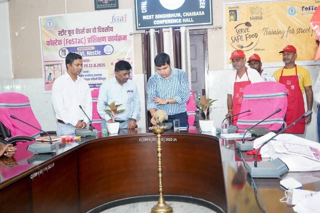 *स्वच्छ एवं गुणवत्तायुक्त खाद्य पदार्थों की उपलब्धता सुनिश्चित करने को लेकर स्ट्रीट फूड वेंडर्स का दो दिवसीय फोस्टेक प्रशिक्षण शुरू*
पश्चिमी सिंहभूम जिले में आमजनों को स्वच्छ, सुरक्षित एवं गुणवत्तायुक्त खाद्य पदार्थ उपलब्ध कराने तथा स्ट्रीट फूड कारोबार से जुड़े वेंडर्स को खाद्य सुरक्षा एवं स्वच्छता के मानकों के प्रति जागरूक करने के उद्देश्य से शुक्रवार को दो दिवसीय फोस्टेक प्रशिक्षण कार्यक्रम का शुभारंभ किया गया। कार्यक्रम का आयोजन सदर अस्पताल, चाईबासा स्थित सिविल सर्जन कार्यालय के सभागार में किया गया। प्रशिक्षण कार्यक्रम का शुभारंभ उपायुक्त श्री मनीष कुमार द्वारा किया गया। इस अवसर पर सिविल सर्जन डॉ. जुझार माझी एवं खाद्य सुरक्षा पदाधिकारी श्री धनेश्वर हेम्ब्रम सहित स्ट्रीट फूड वेंडर्स उपस्थित रहे। प्रशिक्षण कार्यक्रम का आयोजन नेस्ले कंपनी एवं नेशनल एसोसिएशन ऑफ स्ट्रीट वेंडर्स ऑफ इंडिया के सहयोग से किया जा रहा है। वेंडर्स को प्रभावी एवं व्यवहारिक प्रशिक्षण उपलब्ध कराने के लिए कार्यक्रम को दो बैचों में आयोजित किया गया।
इस अवसर पर उपायुक्त श्री मनीष कुमार ने कहा कि जिले में नागरिकों को स्वच्छ एवं गुणवत्तायुक्त खाद्य पदार्थ उपलब्ध कराना प्रशासन की महत्वपूर्ण प्राथमिकताओं में शामिल है। उन्होंने स्ट्रीट फूड वेंडर्स से अपील करते हुए कहा कि खाद्य पदार्थों के निर्माण एवं बिक्री के दौरान स्वच्छता और गुणवत्ता का विशेष ध्यान रखें। उन्होंने खाद्य पदार्थों में नमक, चीनी एवं तेल का कम से कम इस्तेमाल करने तथा अनावश्यक रूप से फूड कलर का प्रयोग नहीं करने की अपील की। उपायुक्त ने कहा कि खाद्य पदार्थों के निर्माण में हमेशा गुणवत्तापूर्ण एवं सुरक्षित कच्ची सामग्री का ही उपयोग किया जाना चाहिए, ताकि लोगों के स्वास्थ्य पर प्रतिकूल प्रभाव न पड़े।
प्रशिक्षण के दौरान स्ट्रीट फूड वेंडर्स को खाद्य सुरक्षा, व्यक्तिगत स्वच्छता, खाद्य पदार्थों के सुरक्षित प्रबंधन, कच्चे एवं तैयार भोजन के उचित रख-रखाव तथा स्वच्छ एवं सुरक्षित तरीके से भोजन तैयार करने के विभिन्न पहलुओं की विस्तृत जानकारी दी गई। वेंडर्स को बताया गया कि खाद्य पदार्थों की गुणवत्ता केवल उसके स्वाद से निर्धारित नहीं होती, बल्कि उसकी स्वच्छता, सुरक्षित भंडारण, निर्माण प्रक्रिया और परोसने के तरीके का भी इसमें महत्वपूर्ण योगदान होता है।
प्रशिक्षण के दौरान सभी स्ट्रीट फूड वेंडर्स को हाइजीन किट का भी वितरण किया गया। हाइजीन किट में एप्रन, ग्लव्स, टोपी, हेयर नेट, साबुन, टॉवल तथा आवश्यक निर्देशिका शामिल थी। वेंडर्स को कारोबार के दौरान एप्रन, ग्लव्स एवं हेयर नेट का अनिवार्य रूप से उपयोग करने के लिए प्रेरित किया गया, ताकि खाद्य पदार्थों को बाहरी गंदगी, धूल एवं संक्रमण से सुरक्षित रखा जा सके। साथ ही हाथों की नियमित सफाई, साफ-सुथरे कपड़ों का उपयोग तथा खाद्य पदार्थों को संभालते समय व्यक्तिगत स्वच्छता बनाए रखने पर विशेष जोर दिया गया।
कार्यक्रम के माध्यम से ठेला-खोमचा संचालकों को खाद्य सुरक्षा एवं मानक अधिनियम, 2006 के विभिन्न प्रावधानों की जानकारी दी गई। उन्हें खाद्य व्यवसाय के संचालन में निर्धारित मानकों एवं नियमों का पालन करने, खाद्य पदार्थों की गुणवत्ता बनाए रखने तथा उपभोक्ताओं के स्वास्थ्य एवं सुरक्षा को सर्वोच्च प्राथमिकता देने के लिए जागरूक किया गया। वेंडर्स को अपने फूड स्टॉल, कार्ट एवं ठेले की नियमित रूप से साफ-सफाई रखने तथा खाद्य पदार्थों को स्वच्छ एवं सुरक्षित स्थान पर रखने की जानकारी दी गई। इसके साथ ही आवश्यकतानुसार खाद्य सुरक्षा एवं मानक प्राधिकरण का खाद्य लाइसेंस अथवा पंजीकरण प्राप्त करने तथा उसे अपने प्रतिष्ठान पर प्रमुखता से प्रदर्शित करने के संबंध में भी जागरूक किया गया।
प्रशिक्षण के दौरान वेंडर्स को स्पष्ट रूप से निर्देशित किया गया कि किसी भी परिस्थिति में एक्सपायरी, बासी अथवा सड़ी-गली खाद्य सामग्री का उपयोग या बिक्री नहीं की जाए। खाद्य पदार्थों की गुणवत्ता एवं उपयोग की अवधि की नियमित जांच करने, खराब अथवा संदिग्ध सामग्री को तत्काल अलग करने तथा सुरक्षित खाद्य प्रबंधन की निर्धारित प्रक्रिया का पालन करने पर विशेष बल दिया गया। साथ ही वेंडर्स को खाद्य पदार्थों को ढककर रखने, साफ पानी का उपयोग करने, खाद्य निर्माण एवं परोसने वाले स्थान को स्वच्छ रखने तथा खाद्य पदार्थों के संपर्क में आने वाले बर्तनों एवं उपकरणों की नियमित सफाई करने के संबंध में भी जानकारी दी गई। उन्हें बताया गया कि छोटी-छोटी स्वच्छता संबंधी सावधानियां अपनाकर खाद्य जनित बीमारियों के जोखिम को काफी हद तक कम किया जा सकता है।
जिला प्रशासन का उद्देश्य इस प्रशिक्षण के माध्यम से स्ट्रीट फूड वेंडर्स को केवल नियमों की जानकारी देना ही नहीं, बल्कि खाद्य सुरक्षा एवं स्वच्छता को उनके दैनिक व्यवसाय का अभिन्न हिस्सा बनाना है। प्रशिक्षण के माध्यम से वेंडर्स में जिम्मेदार खाद्य व्यवसाय संचालन की भावना विकसित करने तथा आम लोगों को सुरक्षित, स्वच्छ एवं गुणवत्तायुक्त खाद्य पदार्थ उपलब्ध कराने की दिशा में व्यवहारिक बदलाव लाने का प्रयास किया जा रहा है। जिला प्रशासन ने सभी स्ट्रीट फूड वेंडर्स से अपील की है कि वे प्रशिक्षण में प्राप्त जानकारी को अपने दैनिक कारोबार में अनिवार्य रूप से लागू करें और स्वच्छता, गुणवत्ता एवं खाद्य सुरक्षा के निर्धारित मानकों का पालन करते हुए आमजनों के लिए सुरक्षित खाद्य पदार्थों की उपलब्धता सुनिश्चित करने में सक्रिय भागीदारी निभाएं।