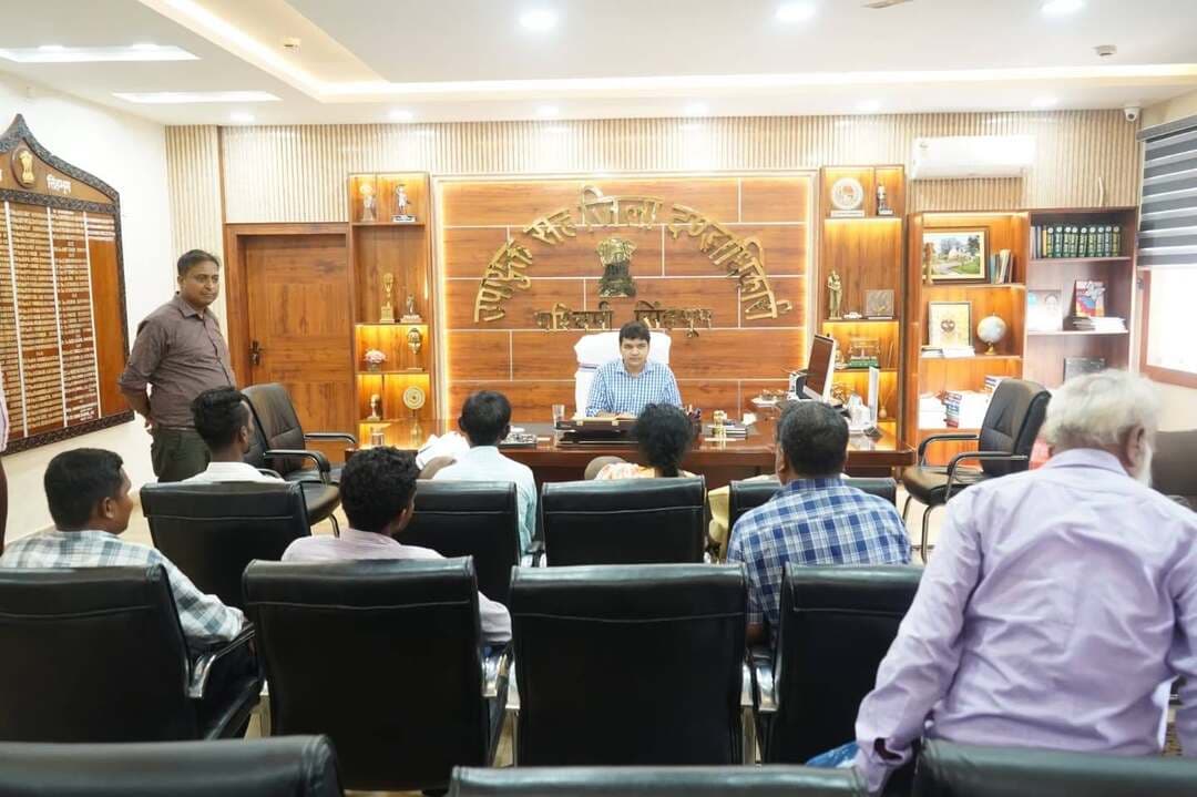 जनता दरबार में आमजनों की समस्याओं पर उपायुक्त ने की त्वरित सुनवाई, कई मामलों का तत्काल निष्पादन
पश्चिमी सिंहभूम जिला समाहरणालय स्थित प्रकोष्ठ में उपायुक्त श्री मनीष कुमार के द्वारा जनता दरबार का आयोजन किया गया। जनता दरबार में जिले के विभिन्न क्षेत्रों से पहुंचे आमजनों ने अपनी व्यक्तिगत, सामाजिक एवं अन्य संबंधित समस्याओं से जुड़े आवेदन उपायुक्त के समक्ष प्रस्तुत किए। जनता दरबार के दौरान उपायुक्त श्री मनीष कुमार ने आमजनों की समस्याओं को गंभीरतापूर्वक सुना तथा संबंधित मामलों के संबंध में आवश्यक जानकारी प्राप्त की। उन्होंने प्राप्त आवेदनों पर संबंधित पदाधिकारियों को आवश्यक कार्रवाई सुनिश्चित करने का निर्देश दिया, ताकि आमजनों की समस्याओं का समयबद्ध एवं प्रभावी समाधान किया जा सके।
जनता दरबार में प्राप्त कई आवेदनों का मौके पर ही तत्काल निष्पादन किया गया। वहीं, जिन मामलों में संबंधित विभागों एवं कार्यालयों से आवश्यक जांच अथवा प्रक्रिया पूरी किया जाना अपेक्षित है, उन मामलों को संबंधित पदाधिकारियों को अग्रसारित करते हुए नियमानुसार त्वरित कार्रवाई करने का निर्देश दिया गया। आज आयोजित जनता दरबार में मुख्य रूप से दिव्यांगजन को सहायता, राशन, एनओसी निर्गत करने, भूमि सीमांकन, आधार कार्ड से संबंधित समस्या, लीज नवीकरण, जमीन से जुड़े विवाद तथा अभिलेखागार से संबंधित मामले प्रमुखता से सामने आए। उपायुक्त ने संबंधित पदाधिकारियों को निर्देशित किया कि जनसामान्य से जुड़े मामलों में संवेदनशीलता एवं तत्परता के साथ कार्रवाई सुनिश्चित की जाए तथा अनावश्यक विलंब न हो।
जनता दरबार जिला प्रशासन और आमजनों के बीच सीधा संवाद स्थापित करने का प्रभावी माध्यम है। इसके माध्यम से नागरिक अपनी समस्याओं एवं शिकायतों को सीधे जिला प्रशासन के समक्ष रखते हैं तथा प्रशासन द्वारा संबंधित मामलों के समाधान की दिशा में आवश्यक कार्रवाई की जाती है।