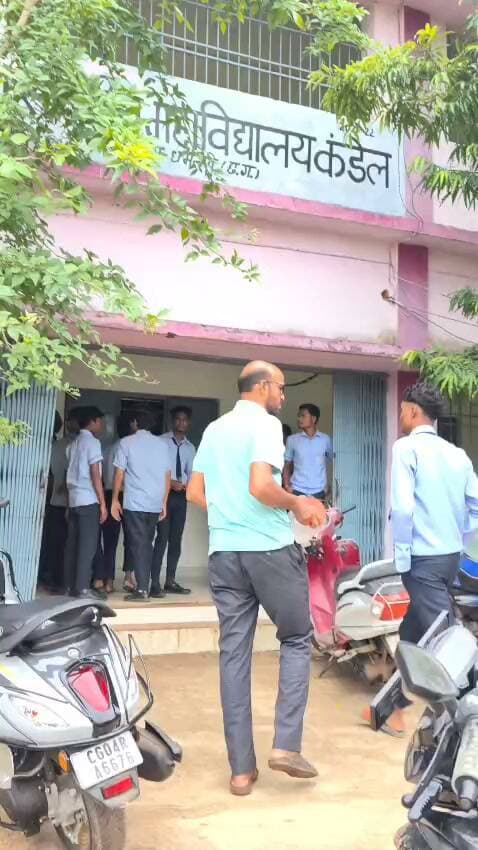 आत्मानंद स्कूल में निकला कोबरा, छात्रों में मचा हड़कंप, देखें VIDEO........
#chhattisgarh#dhamtei#आत्मानंद_स्कूल#स्कूल#कोबरा#कंडेल#सांप#छात्र_छात्राएं #raipur#chhattisgarh#ChhattisgarhNews#dhamtri#dhamtrinews#रेस्क्यू