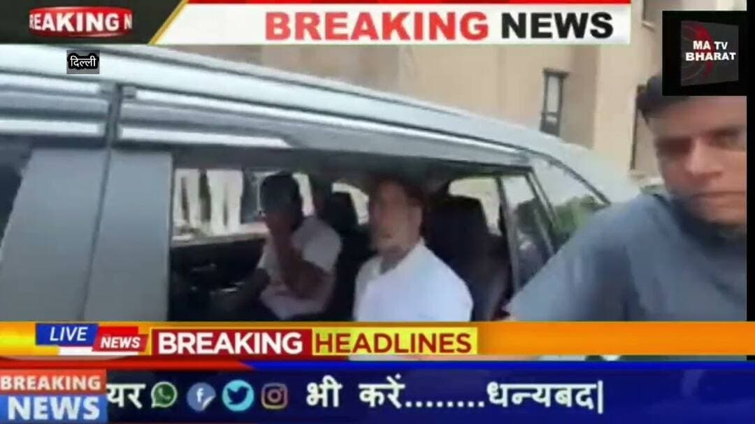 #दिल्ली FIR दर्ज न होने पर न्याय की मांग को लेकर DCP ऑफिस के बाहर ही धरने पर बैठ गए राहुल गांधी जी।