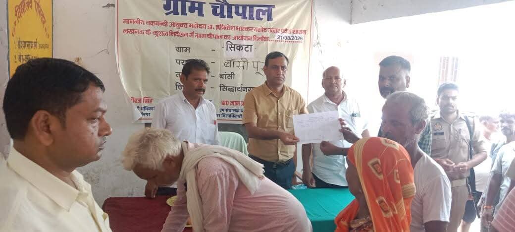 चकबंदी से ग्रामीणों को मिला विकास का लाभ, अंतिम अभिलेखों का हुआ वितरण
सिद्धार्थनगर। तहसील बांसी के ग्राम सिकटा, तप्पा असनार, परगना बांसी पूरब में चकबंदी प्रक्रिया के अंतर्गत धारा-52 के प्रकाशन से पूर्व चकबंदी विचार-विमर्श गोष्ठी का आयोजन किया गया। बैठक की अध्यक्षता अपर जिलाधिकारी न्यायिक/ उपसंचालक चकबंदी डॉ. ज्ञान प्रकाश ने की। इस दौरान ग्रामीणों की समस्याएं सुनी गईं और उनके निस्तारण को लेकर अधिकारियों ने विचार-विमर्श किया।
ग्राम सिकटा में चकबंदी प्रक्रिया धारा-4 के प्रकाशन के साथ शुरू हुई थी। प्रक्रिया के दौरान स्थल पर तरमीम एवं पड़ताल का कार्य कर भू-चित्र को दुरुस्त किया गया। तस्दीक खतौनी के बाद मिली त्रुटियों को नियमानुसार संशोधित कर पुनरीक्षित वार्षिक खतौनी एवं जोत चकबंदी आकार पत्र-11 तैयार किया गया। इसके बाद चक निर्माण की प्रक्रिया पूरी करते हुए किसानों को उनके प्रस्तावित चकों की जानकारी आकार पत्र-23 के माध्यम से दी गई।
कृषकों द्वारा प्रस्तुत आपत्तियों एवं अपीलों के निस्तारण के बाद ग्राम का सीमांकन कराया गया और 30 जून 2023 को किसानों को उनके नए चकों पर कब्जा दिलाया गया। अधिकारियों के अनुसार इस प्रक्रिया को कब्जा परिवर्तन कहा जाता है।
चकबंदी के दौरान प्रत्येक चकदार को मुख्य मार्ग, चकमार्ग और आवश्यकतानुसार चक नालियों से जोड़ा गया। वहीं ग्रामीणों की मांग और सार्वजनिक हित को ध्यान में रखते हुए सामान्य आबादी, अनुसूचित जाति आबादी, बारात घर, कब्रिस्तान, श्मशान और सार्वजनिक रास्तों के लिए भूमि आरक्षित की गई।
कार्यक्रम के दौरान ग्राम के अंतिम अभिलेख तैयार किए जाने के बाद जोत चकबंदी आकार पत्र-45 के उद्धरण का वितरण भी किया गया। इसमें काश्तकारों के नए गाटों की जानकारी दर्ज है। 21 अगस्त 2026 को अपर जिलाधिकारी/उपसंचालक चकबंदी सिद्धार्थनगर द्वारा ग्रामीणों को इन अभिलेखों का वितरण किया गया।
बैठक में डॉ. ज्ञान प्रकाश ने ग्रामीणों से चकबंदी प्रक्रिया के दौरान बची समस्याओं की जानकारी ली तथा संबंधित अधिकारियों को आवश्यक कार्रवाई के निर्देश दिए। उन्होंने कहा कि चकबंदी का उद्देश्य किसानों की भूमि संबंधी समस्याओं का समाधान करने के साथ-साथ गांव में बेहतर आवागमन और सार्वजनिक सुविधाओं के लिए व्यवस्थित भूमि उपलब्ध कराना है।
इस अवसर पर सहायक चकबंदी अधिकारी रामनगर रियाजत अली, चकबंदीकर्ता रवींद्र सिंह, चकबंदी लेखपाल मोहन, प्रधान प्रतिनिधि विनोद चौधरी, सदानंद चौधरी, काशीराम, दीपक कुमार सहित बड़ी संख्या में किसान एवं ग्रामीण मौजूद रहे।