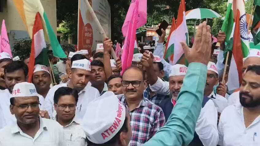 फतेहपुर में अटेवा की तिरंगा यात्रा, पुरानी पेंशन बहाली की मांग को लेकर जोरदार प्रदर्शन
सैकड़ों कर्मचारियों ने कलेक्ट्रेट पहुंचकर की नारेबाजी, मुख्यमंत्री के नाम सौंपा ज्ञापन
25 सितंबर को लखनऊ कूच की चेतावनी, जनप्रतिनिधियों की अनुपस्थिति पर संगठन ने जताई नाराजगी
✒️ रिपोर्ट : सहयोगी शिवा गुप्ता के साथ जिला ब्यूरो अजय श्रीवास्तव
फतेहपुर। उत्तर प्रदेश के फतेहपुर जनपद में शुक्रवार को अटेवा (ATEWA) के बैनर तले कर्मचारियों ने तिरंगा यात्रा निकालकर पुरानी पेंशन बहाली और अन्य मांगों को लेकर प्रदर्शन किया। बड़ी संख्या में कर्मचारी कलेक्ट्रेट पहुंचे, जहां उन्होंने नारेबाजी करते हुए जिला अधिकारी के माध्यम से मुख्यमंत्री को ज्ञापन भेजा। संगठन ने अपनी मांगों के समर्थन में 25 सितंबर को लखनऊ में बड़े आंदोलन की भी घोषणा की।
फतेहपुर। पुरानी पेंशन बहाली सहित विभिन्न मांगों को लेकर अटेवा संगठन ने शुक्रवार को जिले में तिरंगा यात्रा निकालकर सरकार के खिलाफ विरोध प्रदर्शन किया। सैकड़ों की संख्या में कर्मचारी हाथों में तिरंगा लेकर शहर के विभिन्न मार्गों से होते हुए कलेक्ट्रेट पहुंचे, जहां उन्होंने जोरदार नारेबाजी की।
प्रदर्शन के दौरान कर्मचारियों ने मुख्य रूप से पुरानी पेंशन योजना (OPS) की बहाली, टीईटी (TET) से संबंधित मांगों तथा अन्य कर्मचारी हितों से जुड़े मुद्दों को उठाया। संगठन के पदाधिकारियों ने कहा कि यदि उनकी मांगों पर शीघ्र निर्णय नहीं लिया गया तो आंदोलन को और व्यापक किया जाएगा।
अटेवा पदाधिकारियों ने जिला अधिकारी के माध्यम से मुख्यमंत्री को ज्ञापन सौंपते हुए अपनी मांगों पर गंभीरता से विचार करने का अनुरोध किया। साथ ही संगठन ने 25 सितंबर को लखनऊ पहुंचकर सरकार का घेराव करने की चेतावनी भी दी।
प्रदर्शन के दौरान संगठन ने यह भी नाराजगी व्यक्त की कि एमएलसी मानसिंह यादव सहित अन्य जनप्रतिनिधि तिरंगा यात्रा में शामिल नहीं हुए। संगठन के प्रतिनिधियों का कहना था कि कर्मचारियों के महत्वपूर्ण मुद्दों पर जनप्रतिनिधियों का समर्थन अपेक्षित था।
कलेक्ट्रेट परिसर में सुरक्षा व्यवस्था बनाए रखने के लिए पुलिस बल तैनात रहा। विरोध प्रदर्शन शांतिपूर्ण ढंग से संपन्न हुआ और ज्ञापन सौंपने के बाद कर्मचारी वापस लौट गए।
अटेवा ने फतेहपुर में निकाली तिरंगा यात्रा।
सैकड़ों कर्मचारियों ने कलेक्ट्रेट पहुंचकर किया प्रदर्शन।
पुरानी पेंशन बहाली और टीईटी सहित विभिन्न मांगों को उठाया।
मुख्यमंत्री के नाम जिला अधिकारी को सौंपा ज्ञापन।
25 सितंबर को लखनऊ में बड़े आंदोलन की चेतावनी।
जनप्रतिनिधियों की अनुपस्थिति पर संगठन ने जताई नाराजगी।
लोकतांत्रिक व्यवस्था में कर्मचारी संगठनों द्वारा अपनी मांगों को शांतिपूर्ण तरीके से उठाना संवैधानिक अधिकार है। अब इस ज्ञापन और कर्मचारियों की मांगों पर सरकार की प्रतिक्रिया तथा आगे की वार्ता पर सभी की नजर रहेगी।
🟥 एनडी न्यूज़ सभी कर्मचारी संगठनों, जनप्रतिनिधियों और शासन-प्रशासन से अपील करता है कि संवाद के माध्यम से समस्याओं का समाधान निकाला जाए। लोकतांत्रिक तरीके से उठाई गई मांगों पर सकारात्मक विचार-विमर्श से ही बेहतर समाधान संभव है। कर्मचारियों से भी अनुरोध है कि आंदोलन के दौरान कानून-व्यवस्था और सार्वजनिक हित का पूरा ध्यान रखें।
👇👇👇
#NDNEWS #दैनिकनिष्पक्षधारा #Fatehpur #ATEWA #OldPensionScheme #OPS #TirangaYatra #Employees #Protest #Lucknow #CMYogi #BreakingNews
👇👇
@dgpup
@RSSorg
@UPGovt
@wpl1090
@RSSgeet
@Uppolice
@MIB_India
@PMOIndia
@HMOIndia
@abmanglik
@VHPDigital
@igrangealld
@myogioffice
@InfoDeptUP
@dmfatehpur
@sdmsadarftp
@CMOfficeUP
@CMOUP_RC
@UPPRD1948
@ChiefSecyUP
@ChiefSecyUP
@MahantYogiG
@FatehpurSdm
@fatehpurpolice
@BajrangDalOrg
@rashtrapatibhvn
@UPMahilaKalyan
@112UttarPradesh
@myogiadityanath
@CommissionerPrg
@ADGZonPrayagraj
👇👇
🟥 ND NEWS | दैनिक निष्पक्ष धारा
मुख्य संपादक / संस्थापक: राजन सिंह हाड़ा
सह-संपादक: शालिनी सिंह भदौरिया
✒️ रिपोर्ट : सहयोगी शिवा गुप्ता के साथ जिला ब्यूरो अजय श्रीवास्तव
📍 कार्यालय-3: U158, हीरा स्वीट्स के पास, विकास मार्ग, लक्ष्मी नगर, पूर्वी दिल्ली, पिन कोड – 110092 (NCR)
📍 कार्यालय-2: विधानसभा रोड, बर्लिंगटन चौराहा, लखनऊ – 226001 (UP)
📍 कार्यालय-1: 1/1 अटल बिहारी चौराहा, नियर बर्मा चौराहा, फतेहपुर – 212601 (UP)
📅 दिनांक: 21 अगस्त 2026
📆 दिन: शुक्रवार
📧 Email: ndnewschannel@gmail.com
📞 मोबाइल: 096961 19696