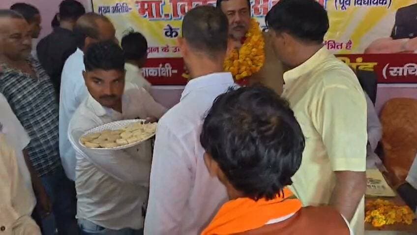 बरई खुर्दे में बहुउद्देशीय ग्रामीण सहकारी समिति का शुभारंभ, किसानों को मिलेगी स्थानीय स्तर पर सुविधा
पूर्व विधायक विक्रम सिंह ने फीता काटकर किया उद्घाटन, क्षेत्र के किसानों में खुशी की लहर
अब खाद, बीज और कृषि सेवाओं के लिए नहीं लगानी होगी दूर-दराज की दौड़
✒️ रिपोर्ट : सहयोगी शिवा गुप्ता के साथ जिला ब्यूरो अजय श्रीवास्तव
फतेहपुर। फतेहपुर जनपद के भिटौरा विकासखंड अंतर्गत बरई खुर्दे गांव में शुक्रवार को बहुउद्देशीय प्राथमिक ग्रामीण सहकारी समिति लिमिटेड (बी-पैक्स) के नवीन प्रतिष्ठान का उद्घाटन पूर्व विधायक विक्रम सिंह ने फीता काटकर किया। कार्यक्रम में बड़ी संख्या में किसान, जनप्रतिनिधि और क्षेत्रीय नागरिक उपस्थित रहे। वक्ताओं ने इसे क्षेत्र के किसानों के लिए महत्वपूर्ण उपलब्धि बताया।
फतेहपुर/भिटौरा। बरई खुर्दे गांव में स्थापित बहुउद्देशीय प्राथमिक ग्रामीण सहकारी समिति लिमिटेड (बी-पैक्स) के नवीन प्रतिष्ठान का शुक्रवार को पूर्व विधायक विक्रम सिंह ने विधिवत फीता काटकर उद्घाटन किया। कार्यक्रम के दौरान समिति के सचिव आशीष प्रताप सिंह तथा क्षेत्रीय नागरिकों ने पूर्व विधायक का फूल-मालाओं से स्वागत किया।
कार्यक्रम को संबोधित करते हुए पूर्व विधायक विक्रम सिंह ने कहा कि मोहम्मदपुर कला बी-पैक्स के इस नए प्रतिष्ठान के शुरू होने से आसपास के किसानों को खाद, बीज, कीटनाशक और अन्य कृषि संबंधी सुविधाएं स्थानीय स्तर पर उपलब्ध हो सकेंगी। उन्होंने कहा कि अब किसानों को छोटी-छोटी कृषि आवश्यकताओं के लिए दूर स्थित समितियों के चक्कर नहीं लगाने पड़ेंगे।
उन्होंने कहा कि सरकार ग्रामीण क्षेत्रों तक सुविधाओं को पहुंचाने के उद्देश्य से लगातार कार्य कर रही है और सहकारी समितियां किसानों की आर्थिक मजबूती में महत्वपूर्ण भूमिका निभा रही हैं। उन्होंने किसानों से सरकारी योजनाओं का अधिक से अधिक लाभ उठाने की भी अपील की।
इस अवसर पर बिलंदा कॉपरेटिव के अध्यक्ष अभिषेक प्रताप सिंह ने कहा कि पूर्व विधायक विक्रम सिंह के प्रयासों से इस समिति की स्थापना संभव हो सकी है। उन्होंने कहा कि यह समिति क्षेत्र के किसानों के लिए लंबे समय तक लाभदायक सिद्ध होगी और इसके लिए पूरा क्षेत्र उनका आभारी रहेगा।
कार्यक्रम में उपस्थित किसानों ने भी समिति की स्थापना पर प्रसन्नता व्यक्त करते हुए कहा कि अब कृषि कार्यों से जुड़ी आवश्यक सामग्री समय पर और गांव के निकट उपलब्ध हो सकेगी, जिससे समय और खर्च दोनों की बचत होगी।
उद्घाटन समारोह में सचिव आशीष प्रताप सिंह, अभिषेक प्रताप सिंह (अध्यक्ष, बिलंदा कॉपरेटिव), आशीष लोधी, ग्राम प्रधान संतलाल पाल, मंडल अध्यक्ष सुधांशु पाण्डेय, सुनील पासवान, अंकित मिश्रा, अंगद पाल, रमेश पाल, रईस अहमद, ओम प्रकाश लोधी, डॉ. अर्जुन लोधी, राधे लोधी, विजय लोधी सहित सैकड़ों किसान एवं क्षेत्रवासी मौजूद रहे।
ग्रामीण क्षेत्रों में सहकारी संस्थाओं का विस्तार किसानों के लिए सुविधाजनक और लाभकारी माना जाता है। स्थानीय स्तर पर कृषि संसाधनों की उपलब्धता खेती की लागत और समय दोनों को कम करने में सहायक हो सकती है। क्षेत्र के किसानों ने उम्मीद जताई कि यह नई समिति कृषि विकास और ग्रामीण अर्थव्यवस्था को मजबूती प्रदान करेगी।
🟥 एनडी न्यूज़ किसानों से अपील करता है कि सहकारी समितियों के माध्यम से उपलब्ध सरकारी योजनाओं और कृषि सुविधाओं का अधिक से अधिक लाभ उठाएं। प्रशासन एवं सहकारिता विभाग से भी अपेक्षा है कि सभी समितियों में समय पर खाद, बीज एवं अन्य कृषि सामग्री उपलब्ध कराई जाए, ताकि किसानों को किसी प्रकार की असुविधा का सामना न करना पड़े।
👇👇
#NDNEWS #दैनिकनिष्पक्षधारा #Fatehpur #Bhitoura #BaraiKhurde #CooperativeSociety #BPACS #Farmers #Agriculture #VikramSingh
👇👇
@dgpup
@RSSorg
@UPGovt
@wpl1090
@RSSgeet
@Uppolice
@MIB_India
@PMOIndia
@HMOIndia
@abmanglik
@VHPDigital
@igrangealld
@myogioffice
@InfoDeptUP
@dmfatehpur
@sdmsadarftp
@CMOfficeUP
@CMOUP_RC
@ChiefSecyUP
@ChiefSecyUP
@MahantYogiG
@FatehpurSdm
@fatehpurpolice
@BajrangDalOrg
@rashtrapatibhvn
@UPMahilaKalyan
@112UttarPradesh
@myogiadityanath
@CommissionerPrg
@ADGZonPrayagraj
👇👇
🟥 ND NEWS | दैनिक निष्पक्ष धारा
मुख्य संपादक / संस्थापक: राजन सिंह हाड़ा
सह-संपादक: शालिनी सिंह भदौरिया
📍 कार्यालय-3: U158, हीरा स्वीट्स के पास, विकास मार्ग, लक्ष्मी नगर, पूर्वी दिल्ली, पिन कोड – 110092 (NCR)
📍 कार्यालय-2: विधानसभा रोड, बर्लिंगटन चौराहा, लखनऊ – 226001 (UP)
📍 कार्यालय-1: 1/1 अटल बिहारी चौराहा, नियर बर्मा चौराहा, फतेहपुर – 212601 (UP)
📅 दिनांक: 21 अगस्त 2026
📆 दिन: शुक्रवार
📧 Email: ndnewschannel@gmail.com
📞 मोबाइल: 9696119696