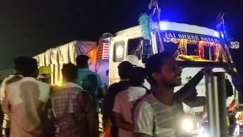 फतेहपुर में RTO कार्रवाई के विरोध में ट्रक चालकों का हंगामा, नेशनल हाईवे पर लगा जाम
खड़े ट्रक का चालान काटने पर भड़के चालक, बरोड़ी टोल प्लाजा पर यातायात बाधित
कल्याणपुर पुलिस की समझाइश के बाद खुला जाम, मामले की जांच जारी
✒️ रिपोर्ट : सहयोगी अजय श्रीवास्तव के साथ नागेंद्र पांडये
फतेहपुर। फतेहपुर जनपद के कल्याणपुर थाना क्षेत्र स्थित बरोड़ी टोल प्लाजा पर शुक्रवार को उस समय अफरा-तफरी मच गई, जब कथित रूप से खड़े ट्रक पर क्षेत्रीय परिवहन विभाग (RTO) द्वारा चालान किए जाने के विरोध में ट्रक चालकों ने अपने वाहन सड़क पर खड़े कर दिए। इससे नेशनल हाईवे पर कुछ समय के लिए लंबा जाम लग गया। सूचना पर पहुंची पुलिस ने स्थिति को नियंत्रित कर यातायात सामान्य कराया। हालांकि, आरटीओ विभाग की ओर से इस संबंध में अभी तक कोई आधिकारिक बयान सामने नहीं आया है।
फतेहपुर/कल्याणपुर। कल्याणपुर थाना क्षेत्र के बरोड़ी टोल प्लाजा पर शुक्रवार को ट्रक चालकों और आरटीओ टीम के बीच विवाद के बाद हाईवे पर जाम लग गया। प्रत्यक्षदर्शियों के अनुसार, आरटीओ टीम ने कथित रूप से टोल प्लाजा पर खड़े एक ट्रक का चालान किया, जिससे चालक नाराज हो गया।
चालक के विरोध के बाद अन्य ट्रक चालकों ने भी अपने वाहन सड़क पर खड़े कर दिए, जिसके चलते नेशनल हाईवे पर दोनों ओर वाहनों की लंबी कतारें लग गईं। देखते ही देखते मौके पर अफरा-तफरी का माहौल बन गया और राहगीरों को भारी परेशानी का सामना करना पड़ा।
घटना की सूचना मिलते ही कल्याणपुर थाना प्रभारी पुलिस बल के साथ मौके पर पहुंचे। पुलिस ने ट्रक चालकों से बातचीत कर उन्हें समझाया और काफी मशक्कत के बाद जाम खुलवाकर यातायात को सामान्य कराया।
स्थानीय लोगों का कहना है कि विवाद बढ़ने के दौरान आरटीओ टीम मौके से चली गई। हालांकि, इस दावे की स्वतंत्र पुष्टि नहीं हुई है और न ही आरटीओ विभाग की ओर से इस संबंध में कोई आधिकारिक प्रतिक्रिया जारी की गई है।
पुलिस पूरे घटनाक्रम की जानकारी जुटा रही है। यदि किसी पक्ष की ओर से लिखित शिकायत दी जाती है, तो नियमानुसार आवश्यक कार्रवाई की जाएगी।
प्रमुख बिंदु
बरोड़ी टोल प्लाजा पर आरटीओ कार्रवाई के बाद विवाद।
ट्रक चालकों ने हाईवे पर वाहन खड़े कर लगाया जाम।
कल्याणपुर पुलिस ने मौके पर पहुंचकर खुलवाया जाम।
कुछ समय तक यातायात प्रभावित रहा।
आरटीओ विभाग का आधिकारिक पक्ष अभी सामने आना बाकी।
यह घटना सड़क परिवहन व्यवस्था और प्रवर्तन एजेंसियों के बीच बेहतर समन्वय की आवश्यकता को दर्शाती है। मामले के सभी तथ्यों की पुष्टि संबंधित विभागों की जांच और आधिकारिक बयान के बाद ही हो सकेगी। ऐसे मामलों में अफवाहों से बचना और प्रशासनिक प्रक्रिया का पालन करना आवश्यक है।
🟥 एनडी न्यूज़ आमजन, वाहन चालकों और संबंधित विभागों से अपील करता है कि किसी भी विवाद की स्थिति में कानून अपने हाथ में न लें। संवाद और कानूनी प्रक्रिया के माध्यम से समस्याओं का समाधान निकालें। प्रशासन से अपेक्षा है कि मामले की निष्पक्ष जांच कर यदि किसी स्तर पर त्रुटि हुई है तो नियमानुसार कार्रवाई सुनिश्चित की जाए, ताकि भविष्य में ऐसी स्थिति उत्पन्न न हो।
जनहित सुझाव
यातायात बाधित करने के बजाय वैधानिक प्रक्रिया अपनाएं।
वाहन संबंधी कार्रवाई पर आपत्ति होने पर सक्षम अधिकारी के समक्ष अपील करें।
पुलिस एवं प्रशासन के निर्देशों का पालन करें।
हाईवे पर अनावश्यक रूप से वाहन खड़ा कर जाम की स्थिति न बनने दें।
प्रशासन ऐसे मामलों का त्वरित और पारदर्शी समाधान सुनिश्चित करे।
👇👇👇
#NDNEWS #दैनिकनिष्पक्षधारा #Fatehpur #Kalyanpur #BarodiTollPlaza #RTO #TrafficJam #Highway #UPPolice #BreakingNews #RoadSafety
👇👇
@dgpup
@RSSorg
@UPGovt
@wpl1090
@RSSgeet
@Uppolice
@MIB_India
@PMOIndia
@HMOIndia
@abmanglik
@VHPDigital
@igrangealld
@myogioffice
@InfoDeptUP
@dmfatehpur
@sdmsadarftp
@CMOfficeUP
@CMOUP_RC
@ChiefSecyUP
@ChiefSecyUP
@MahantYogiG
@FatehpurSdm
@fatehpurpolice
@BajrangDalOrg
@rashtrapatibhvn
@UPMahilaKalyan
@112UttarPradesh
@myogiadityanath
@CommissionerPrg
@ADGZonPrayagraj
👇👇
🟥 ND NEWS | दैनिक निष्पक्ष धारा
मुख्य संपादक / संस्थापक: राजन सिंह हाड़ा
सह-संपादक: शालिनी सिंह भदौरिया
✒️ रिपोर्ट : सहयोगी शिवा गुप्ता के साथ जिला ब्यूरो अजय श्रीवास्तव
📍 कार्यालय-3: U158, हीरा स्वीट्स के पास, विकास मार्ग, लक्ष्मी नगर, पूर्वी दिल्ली – 110092 (NCR)
📍 कार्यालय-2: विधानसभा रोड, बर्लिंगटन चौराहा, लखनऊ – 226001 (UP)
📍 कार्यालय-1: 1/1 अटल बिहारी चौराहा, नियर बर्मा चौराहा, फतेहपुर – 212601 (UP)
📅 दिनांक: 21 अगस्त 2026
📆 दिन: शुक्रवार
📧 Email: ndnewschannel@gmail.com
📞 मोबाइल: 9696119696